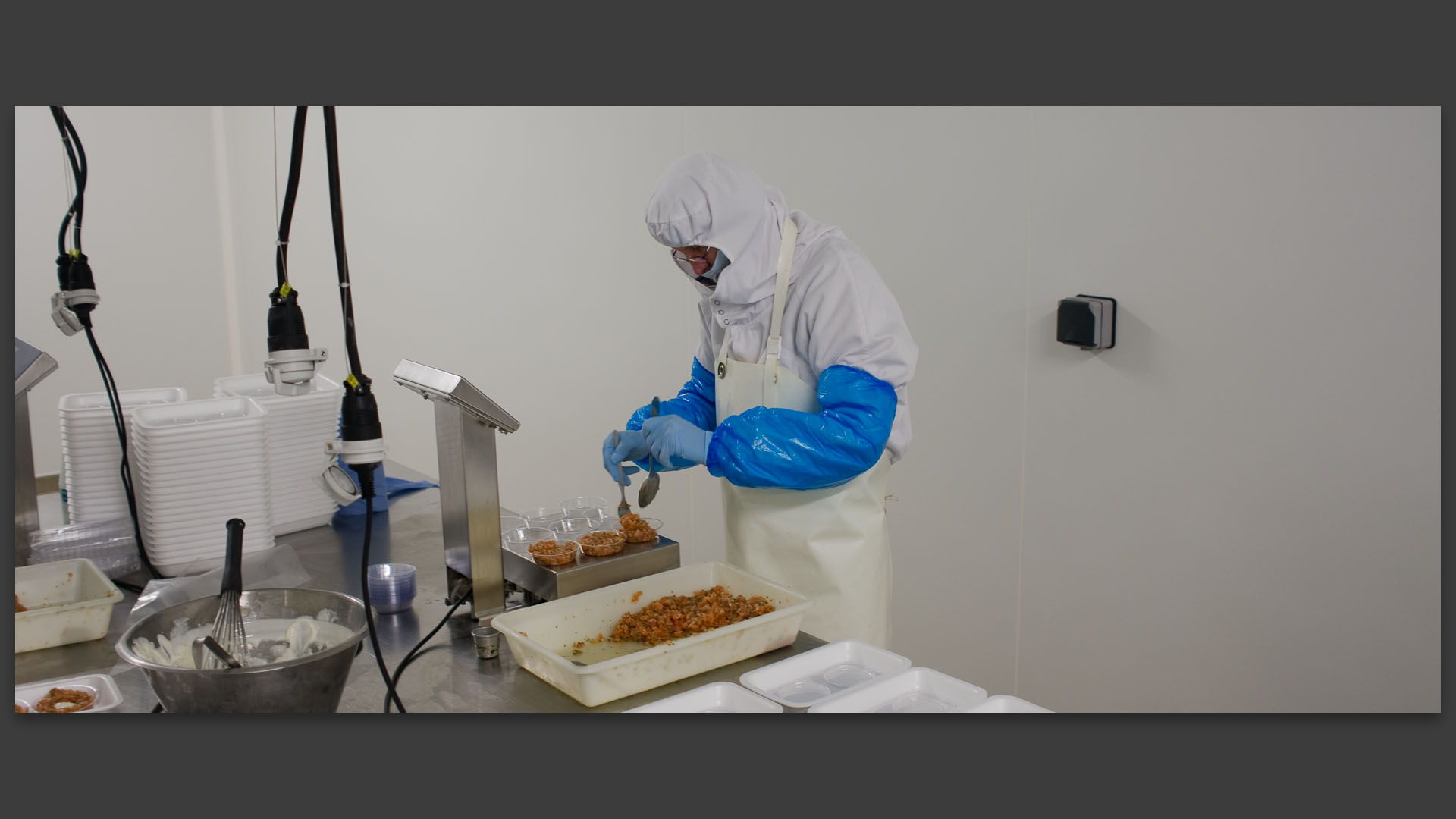 Ouvrier préparant du tartare de saumon, chez Océan délices, à Boulogne sur mer.