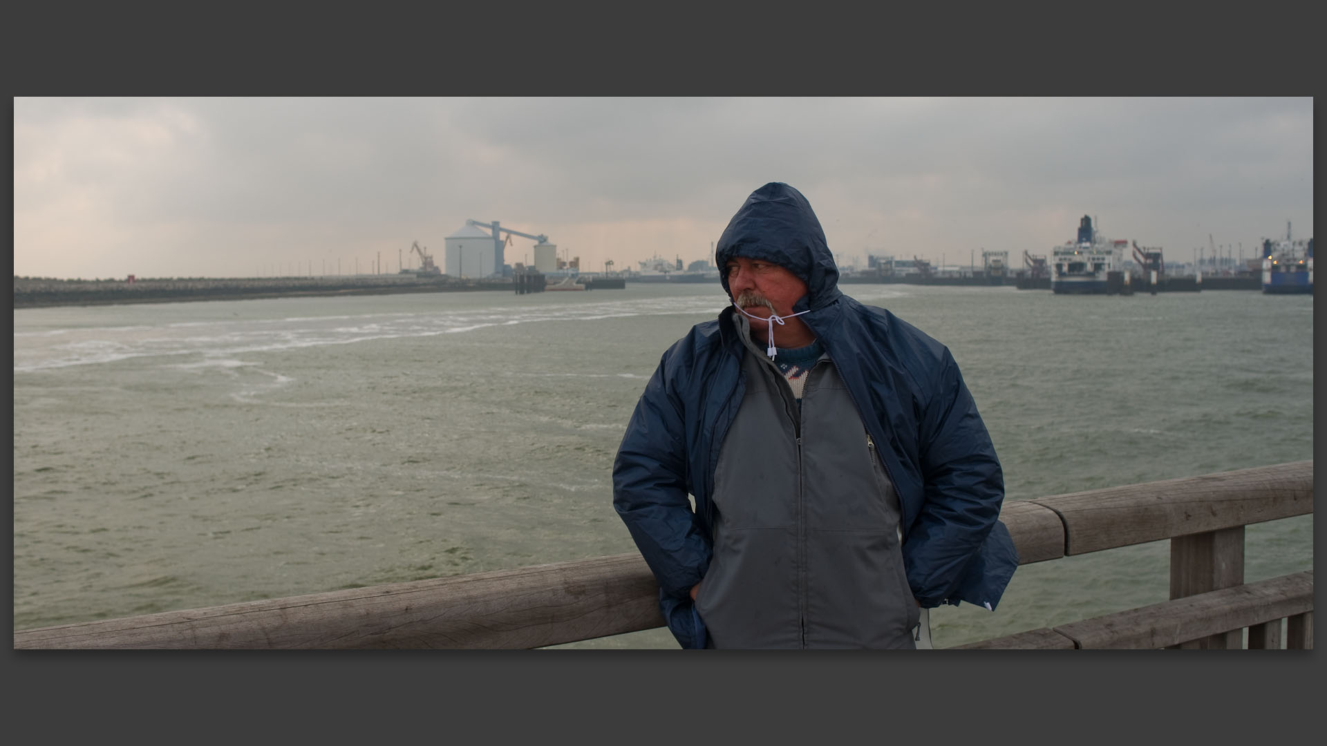 Un pêcheur sur la jetée ouest de Calais.