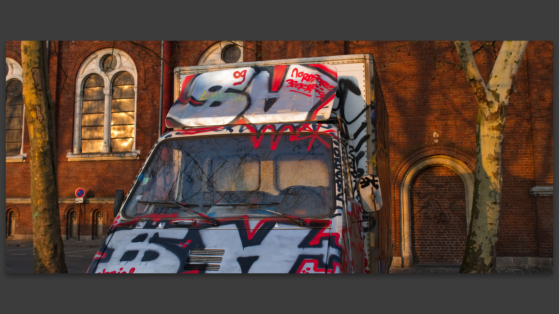 Une camionnette taguée, place de la Nouvelle Aventure, à Wazemmes, Lille.