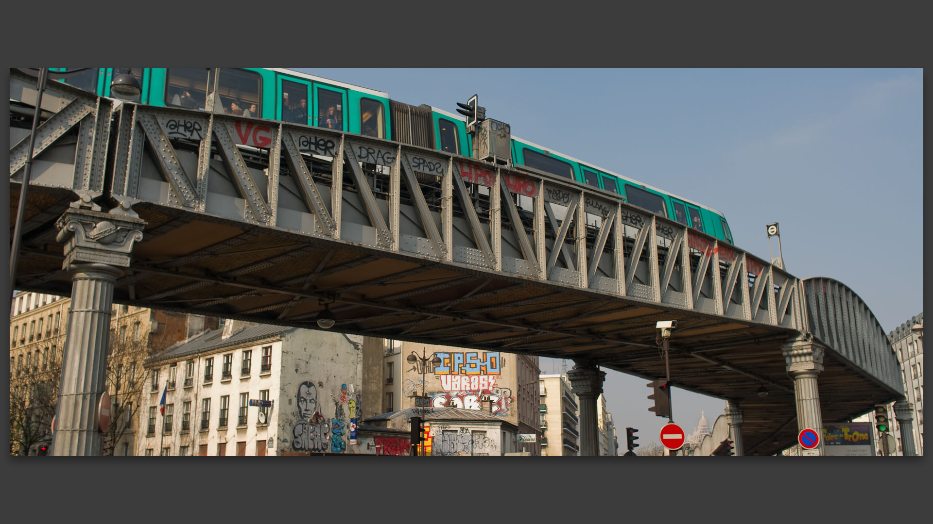 Passage d'une rame du métro aérien, place de la Bataille de Stalingrad, à Paris.