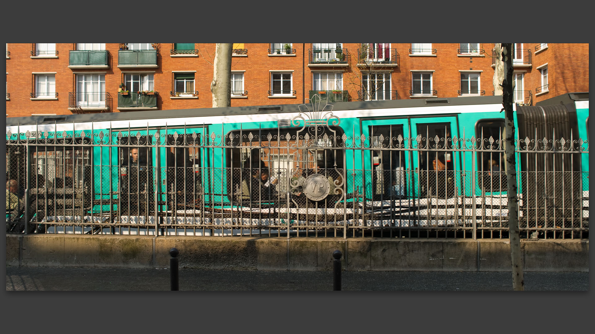 Le métro aérien sortant de terre, bd de la Villette, à Paris.