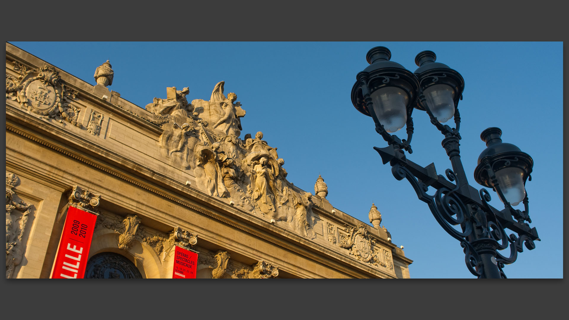 L'opéra de Lille en plein soleil, place du Théâtre.