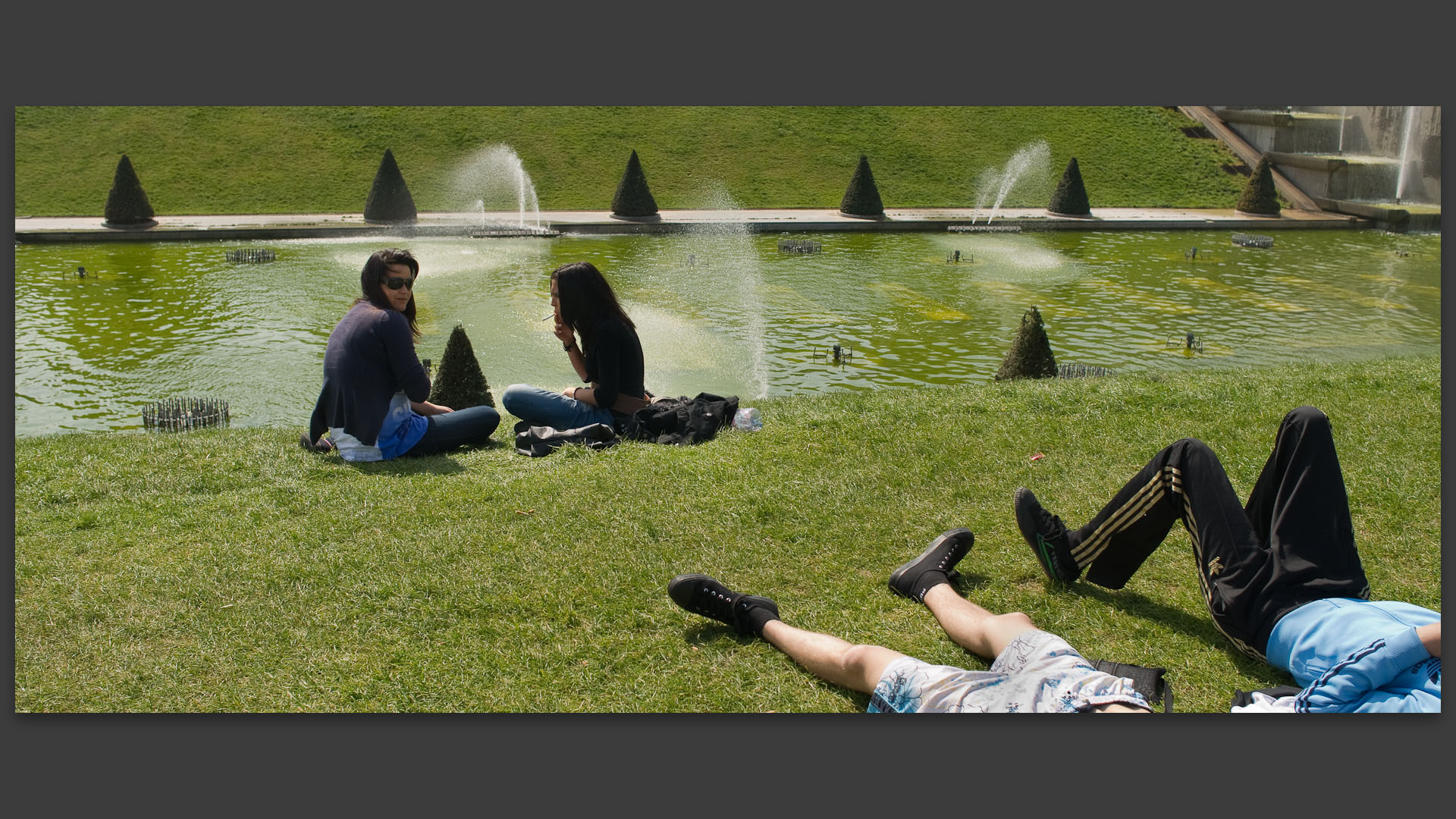 Jeunes filles assises sur la pelouse, jardin du Trocadéro, à Paris.