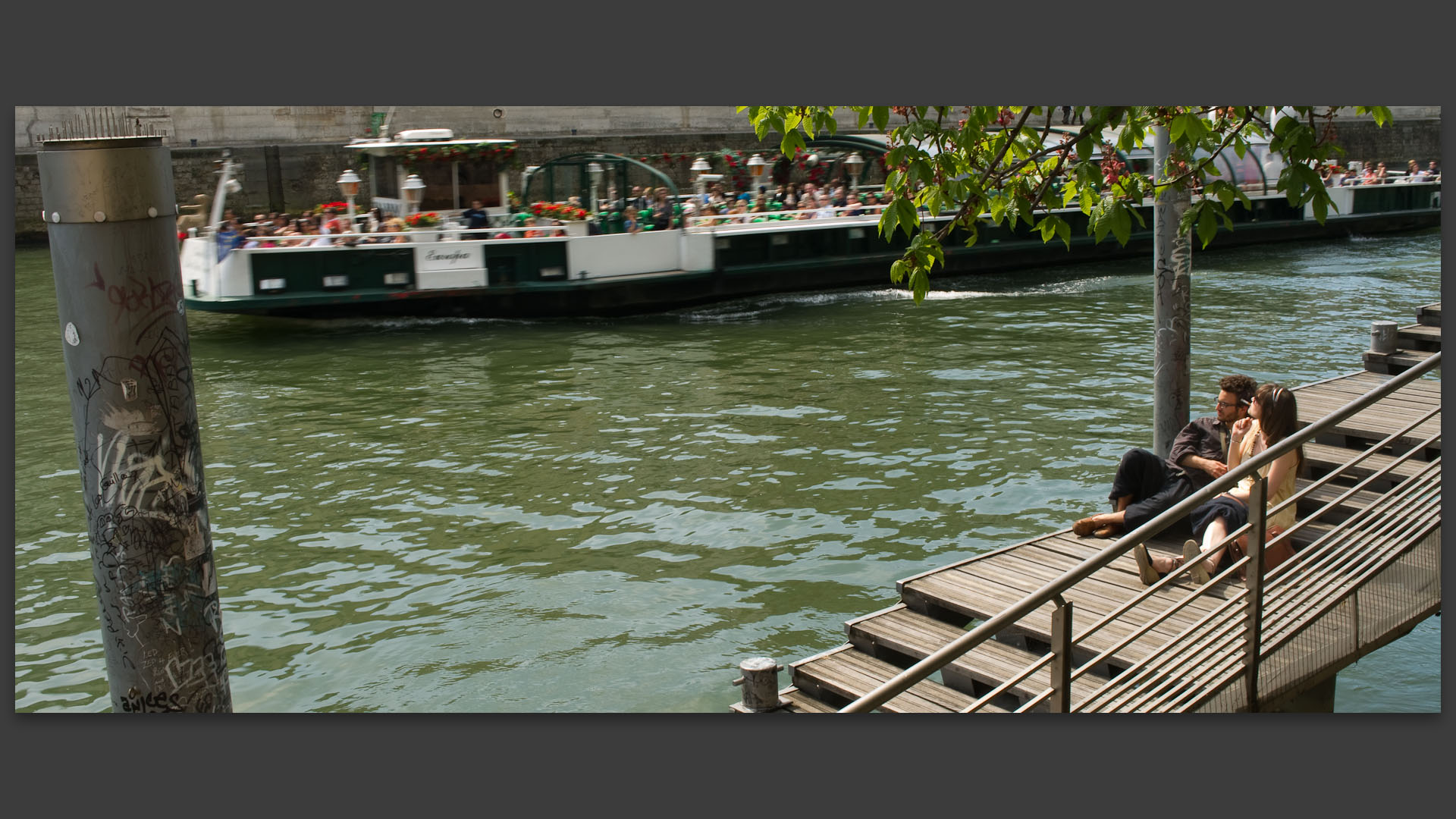 Jeune couple faisant du farniente au port du Louvre, à Paris.