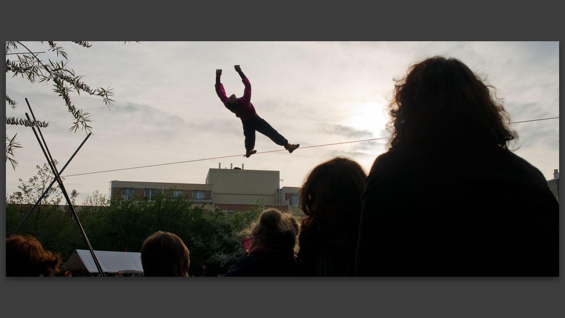 Funambule à la fête de la soupe, à Wazemmes, Lille.