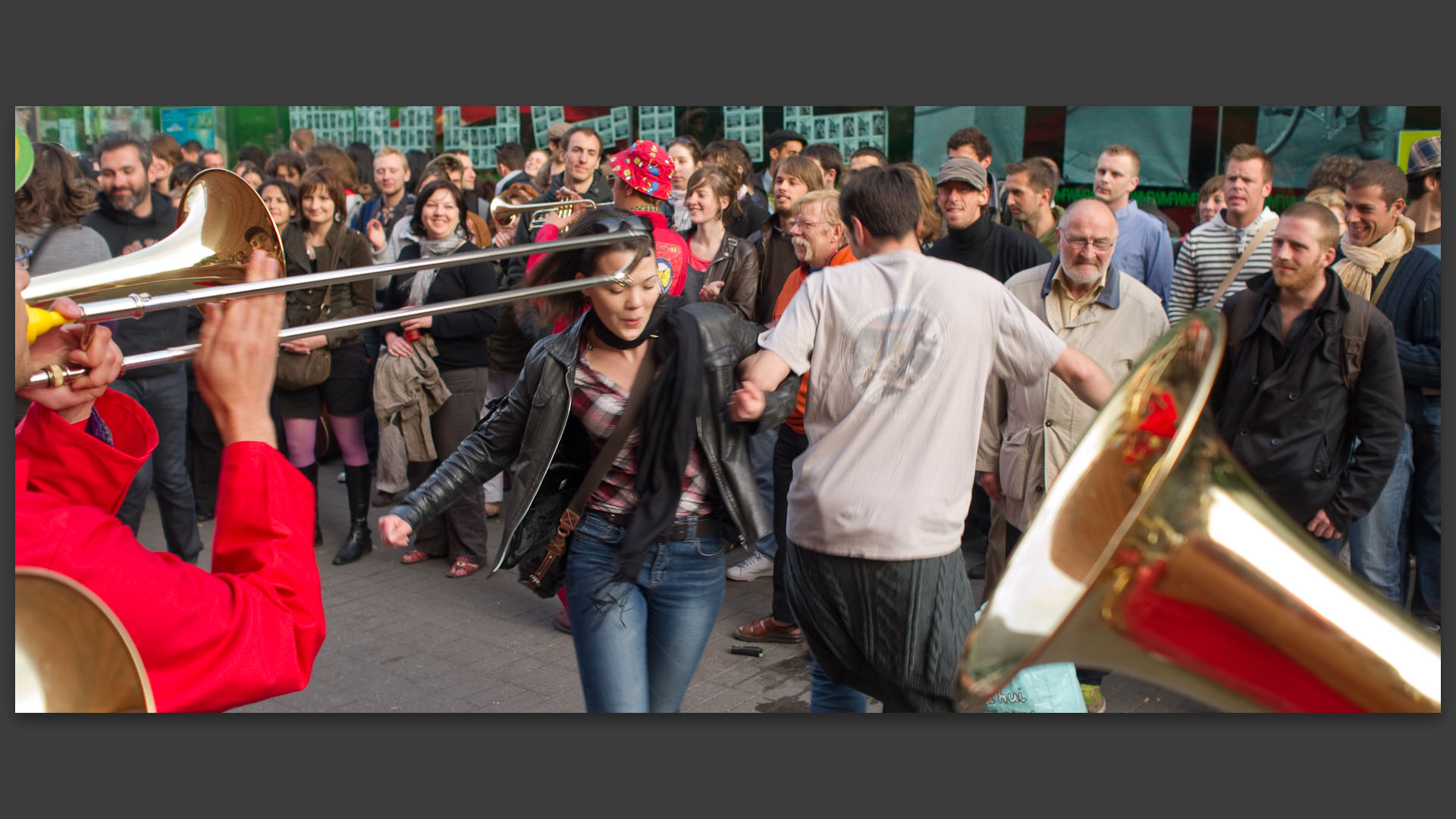 Jeunes danseurs au son d'une fanfare lors de la fête de la soupe, à Wazemmes, Lille.