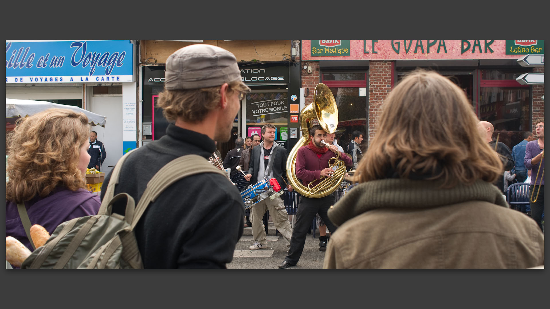 Fanfare au marché de Wazemmes, place de la Nouvelle Avenrture, à Lille.