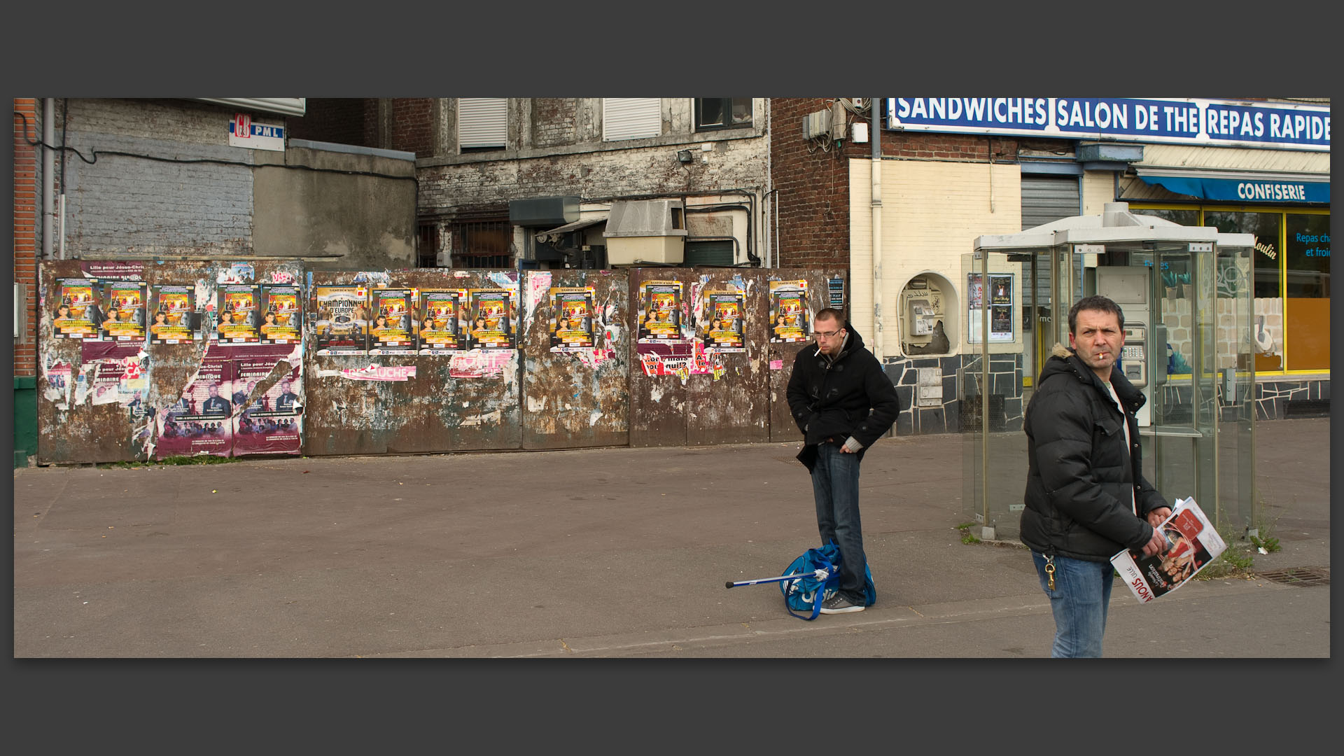 Passants fumeurs, place Barthélémy-Dorez, à Lille.