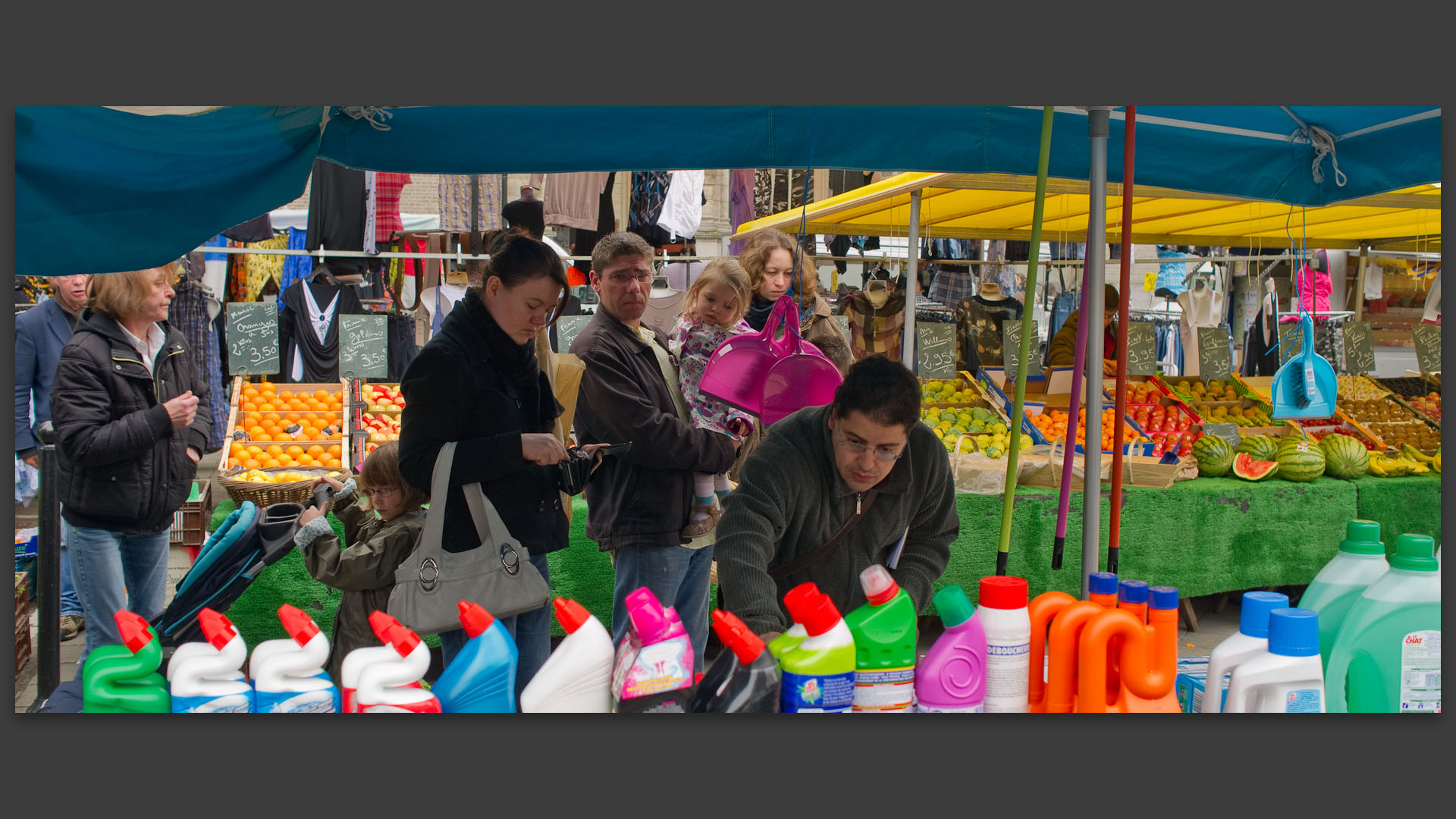 Etal de produits ménagers, au marché Saint-Pierre, place de la Liberté, à Croix.