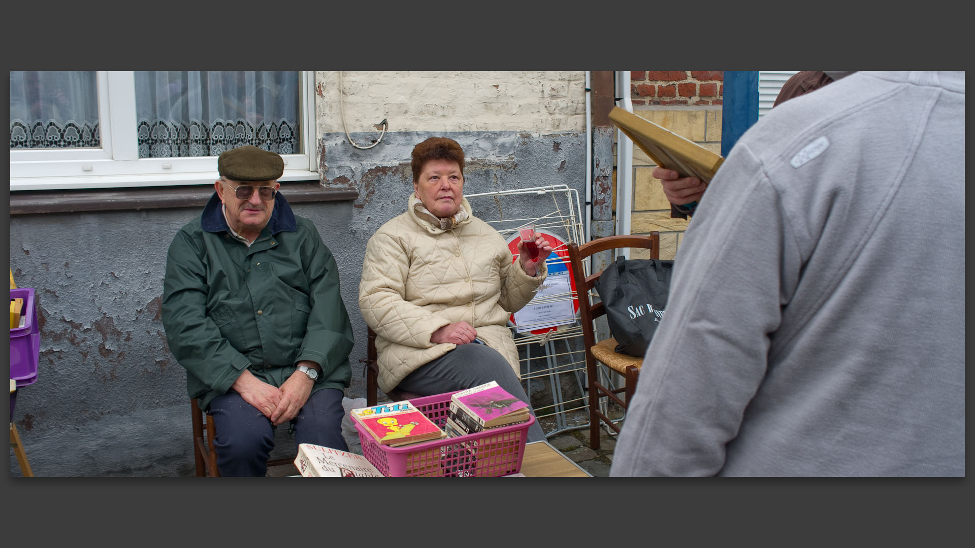 Couple attendant le chaland lors d'une braderie, rue de la Centenaire, à Croix.