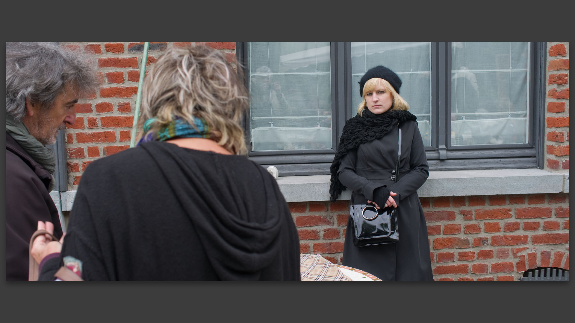 Femme à une braderie, rue de la Centenaire, à Croix.