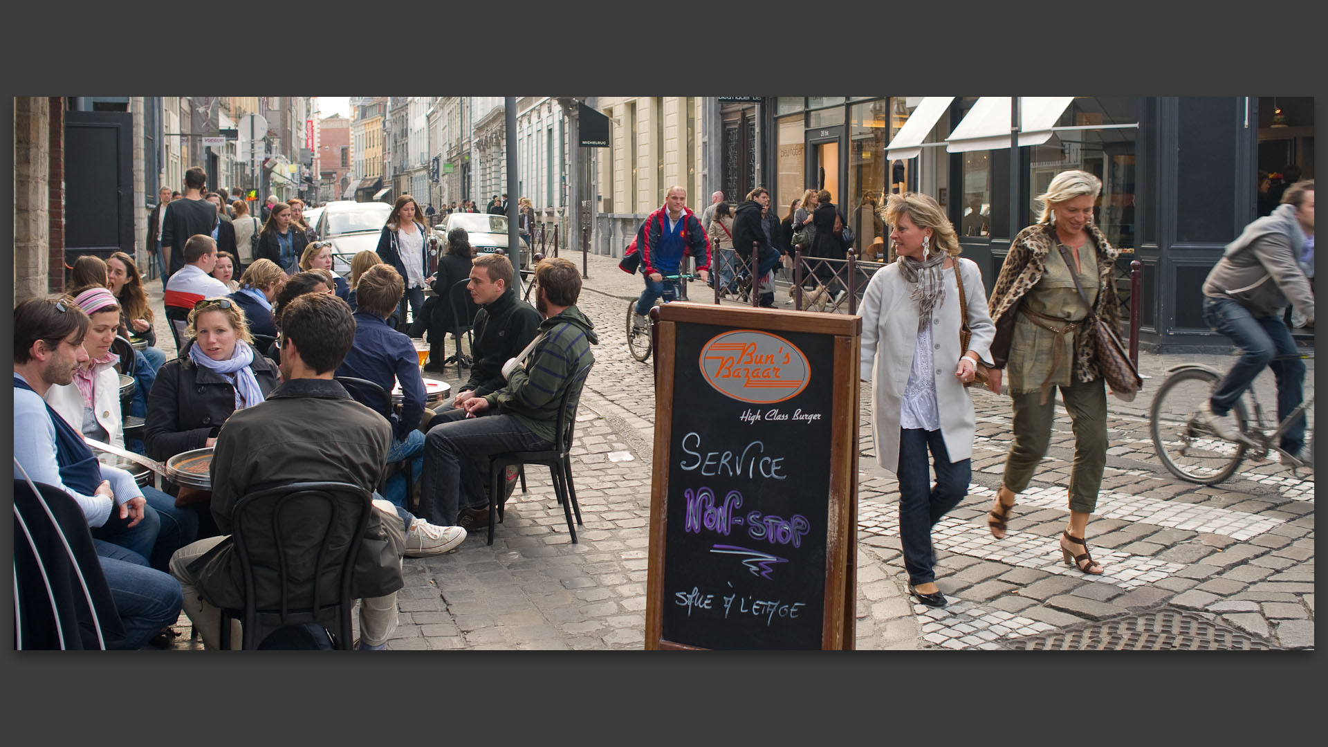 Terrasse bondéée, rue Basse, à Lille.