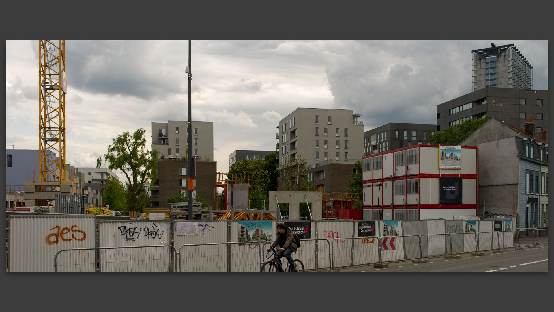 Immeubles en construction, rue du Faubourg de Roubaix, à Lille.