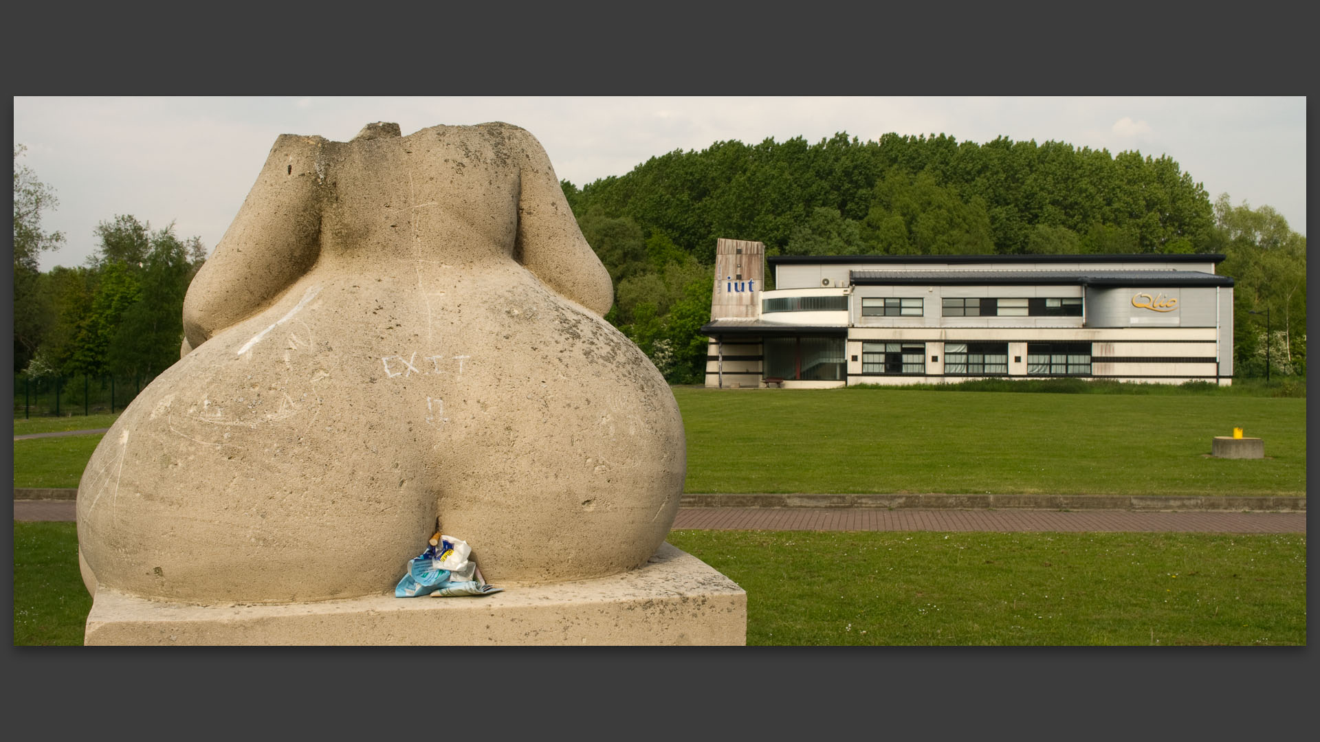 statue à l'IUT Qlio, de Cambrai.