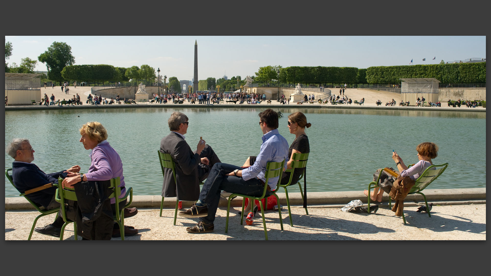 Autour d'un bassin du jardin des Tuileries, à Paris.