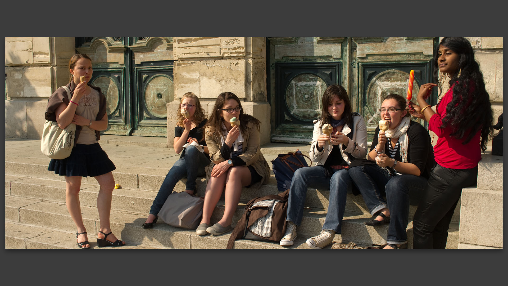 Elèves devant l'hôtel de ville, rue Pasteur, à Cambrai.