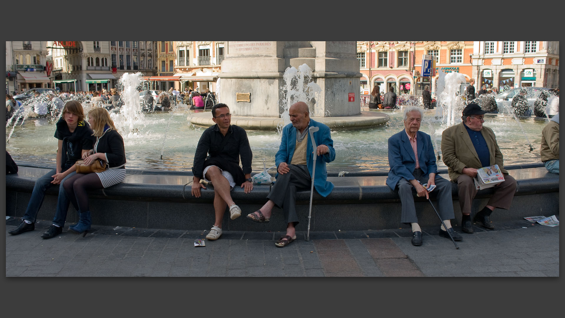 Au bord de la fontaine, place du Général-de-Gaulle, à Lille.