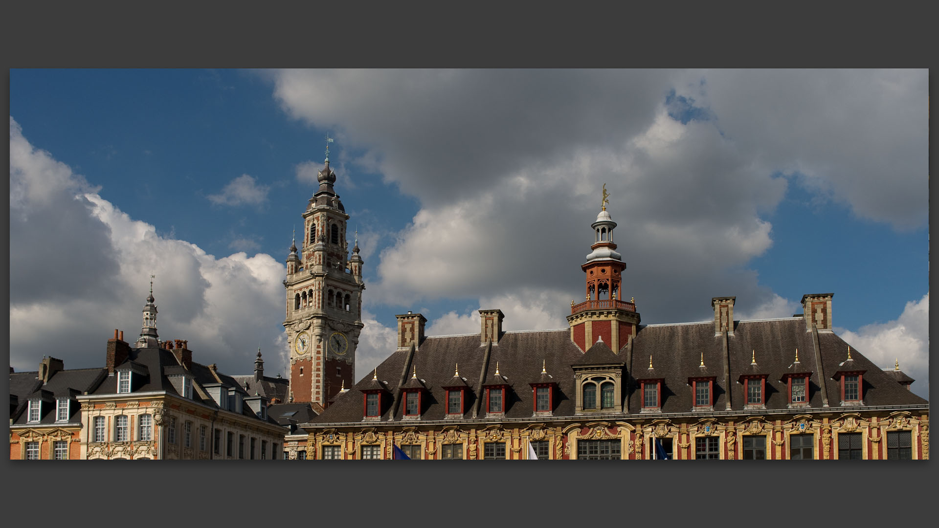 La vieille bourse et le beffroi de la chambre de commerce, place du Général-de-Gaulle, à Lille.