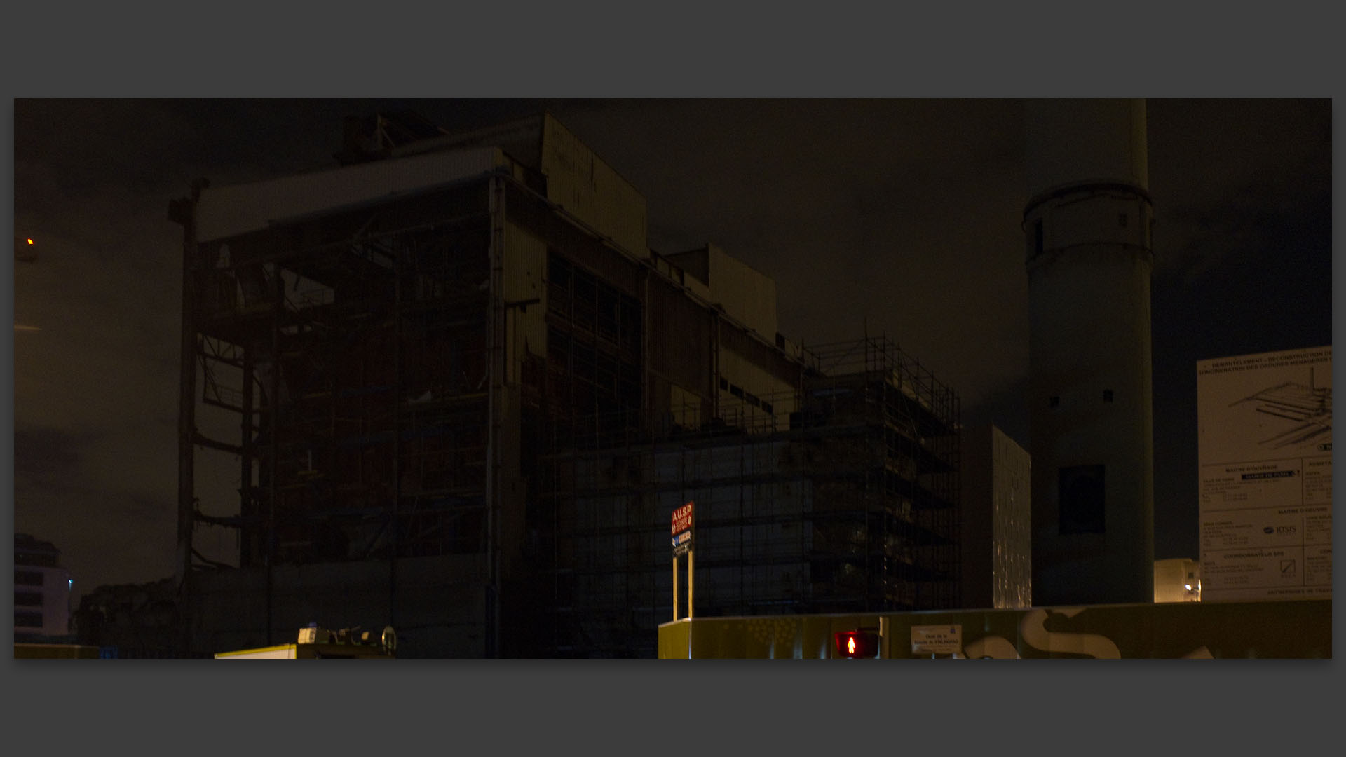 Usine en démolition, la nuit, quai de Stalingrad, à Issy les Moulineaux.