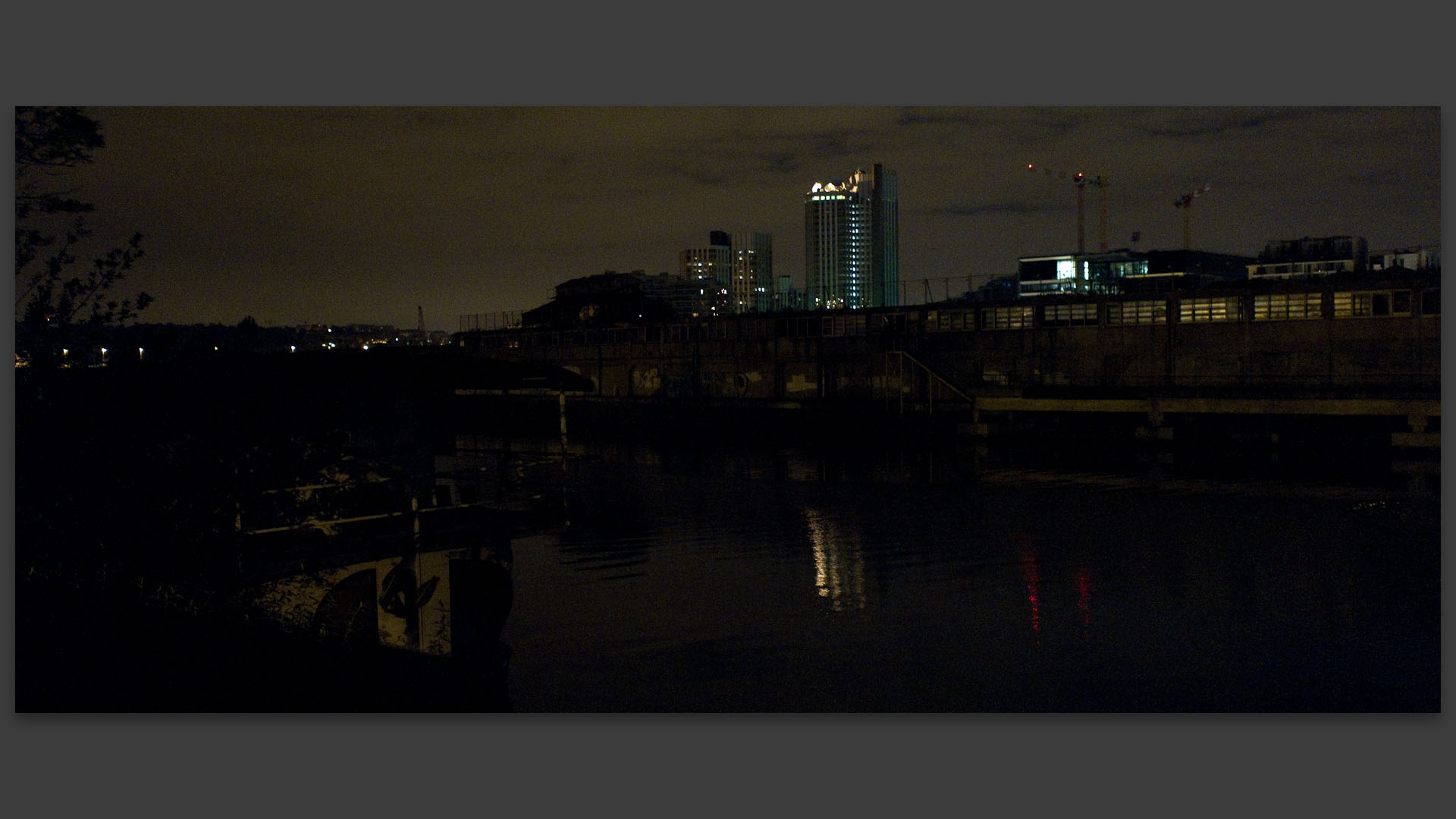 Les anciennes usines Renault, la nuit, île Seguin, à Boulogne Billancourt.