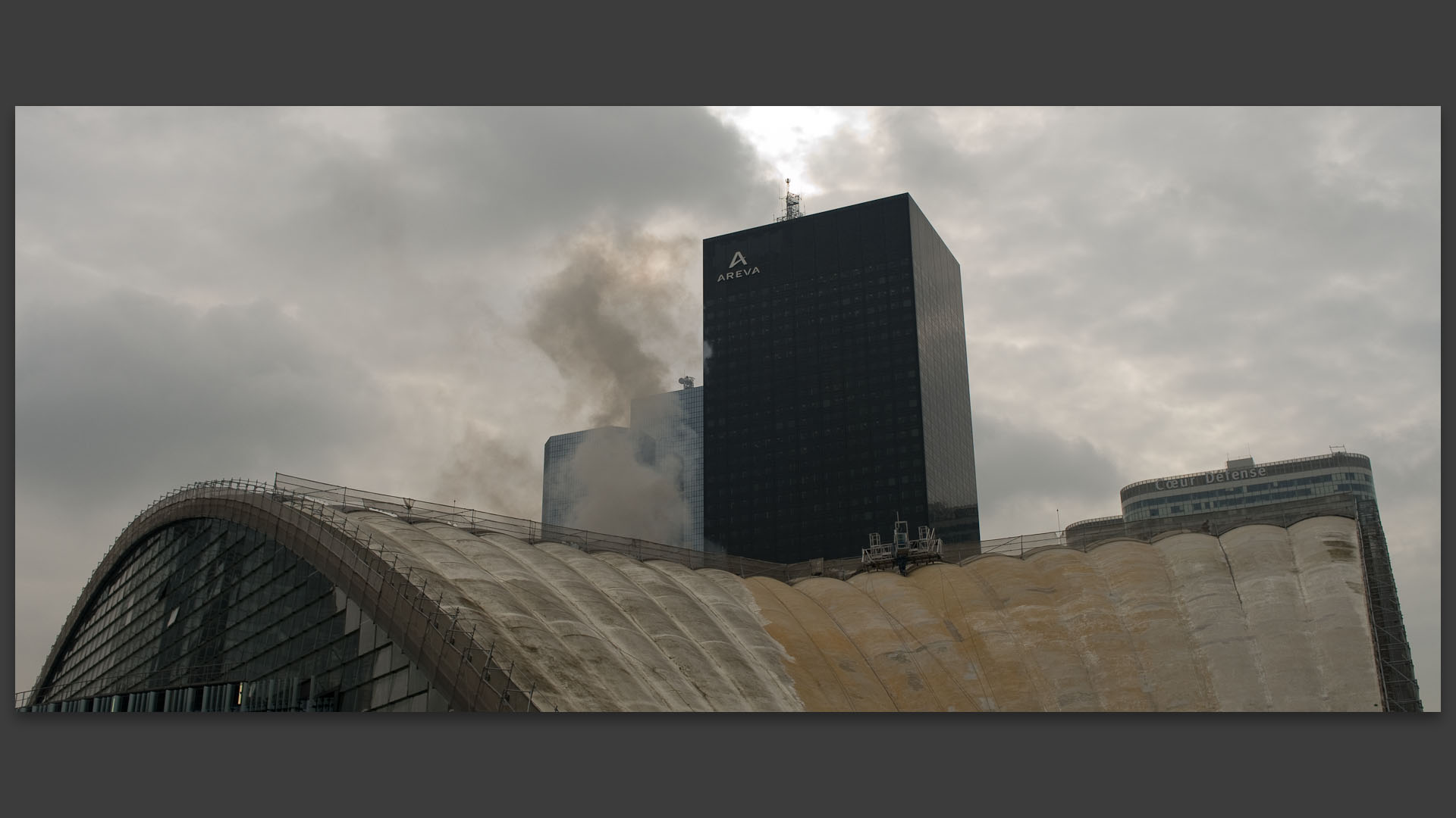 Le CNIT en travaux, parvis de Paris la Défense.