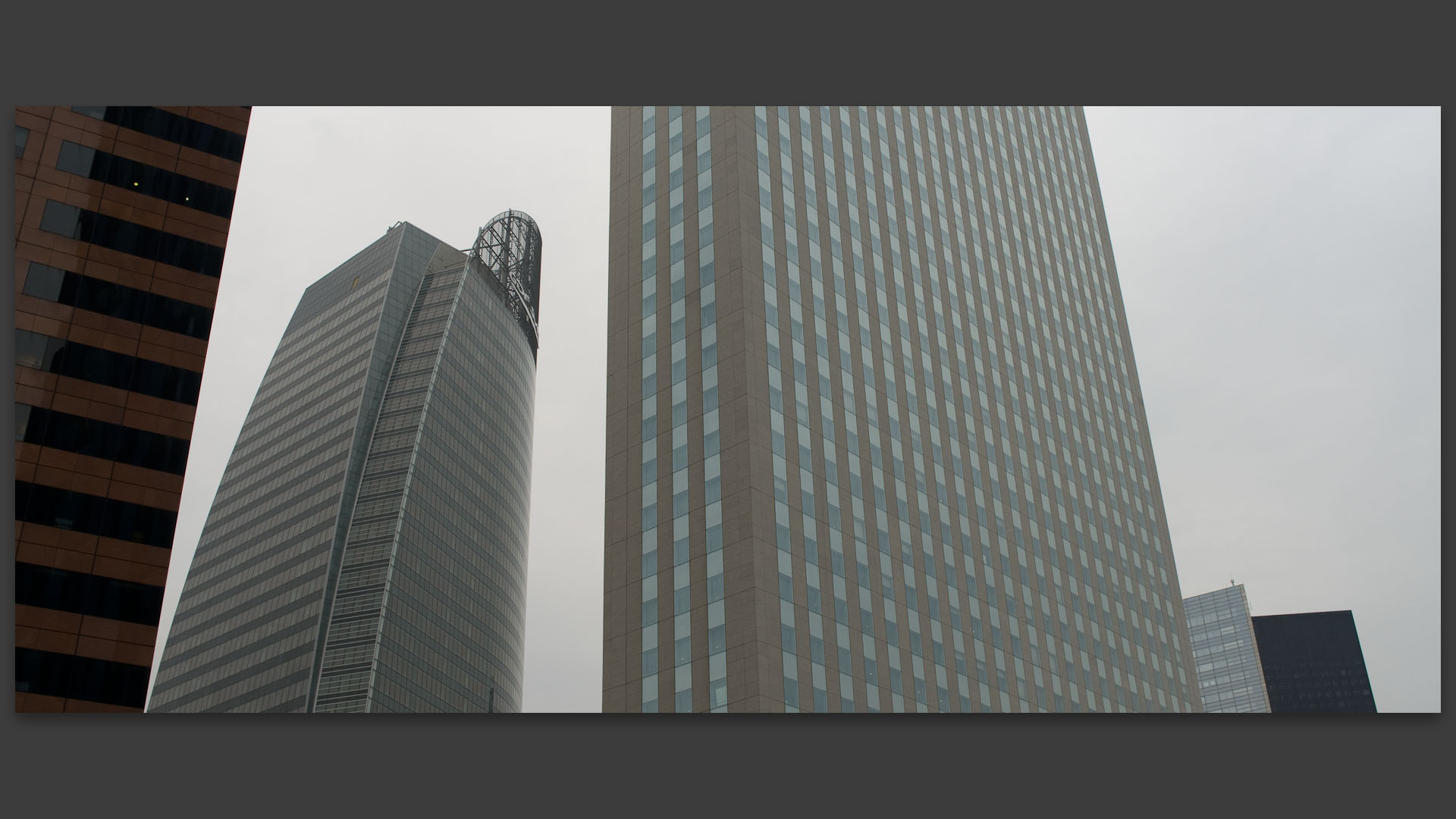 Immeubles, allée de l'Arche, à Paris la Défense.