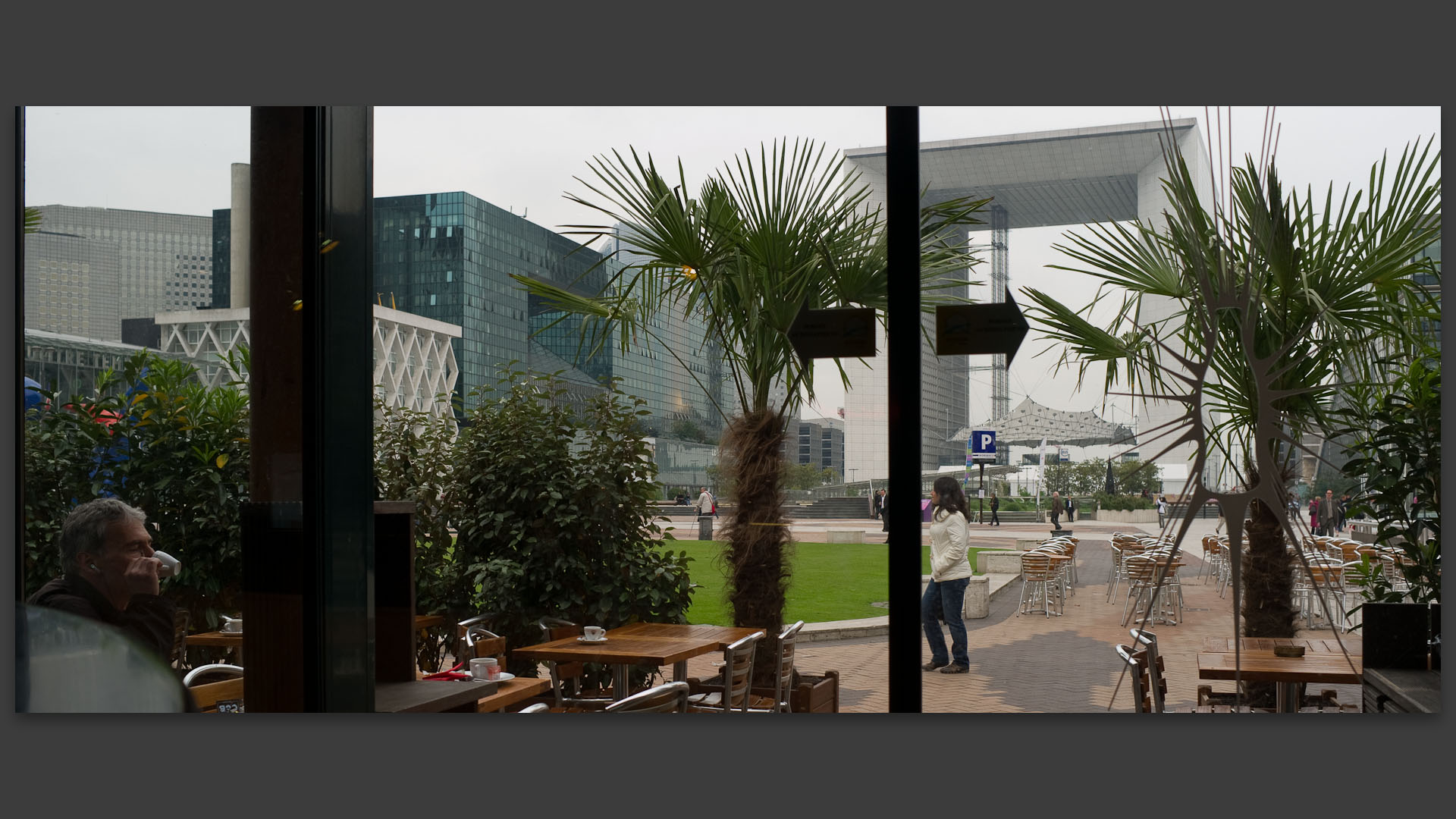 Dans un café, parvis de Paris la Défense.