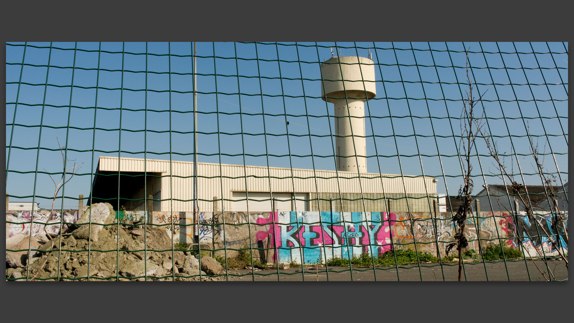 Usine dans une zone industrielle, à Croix.