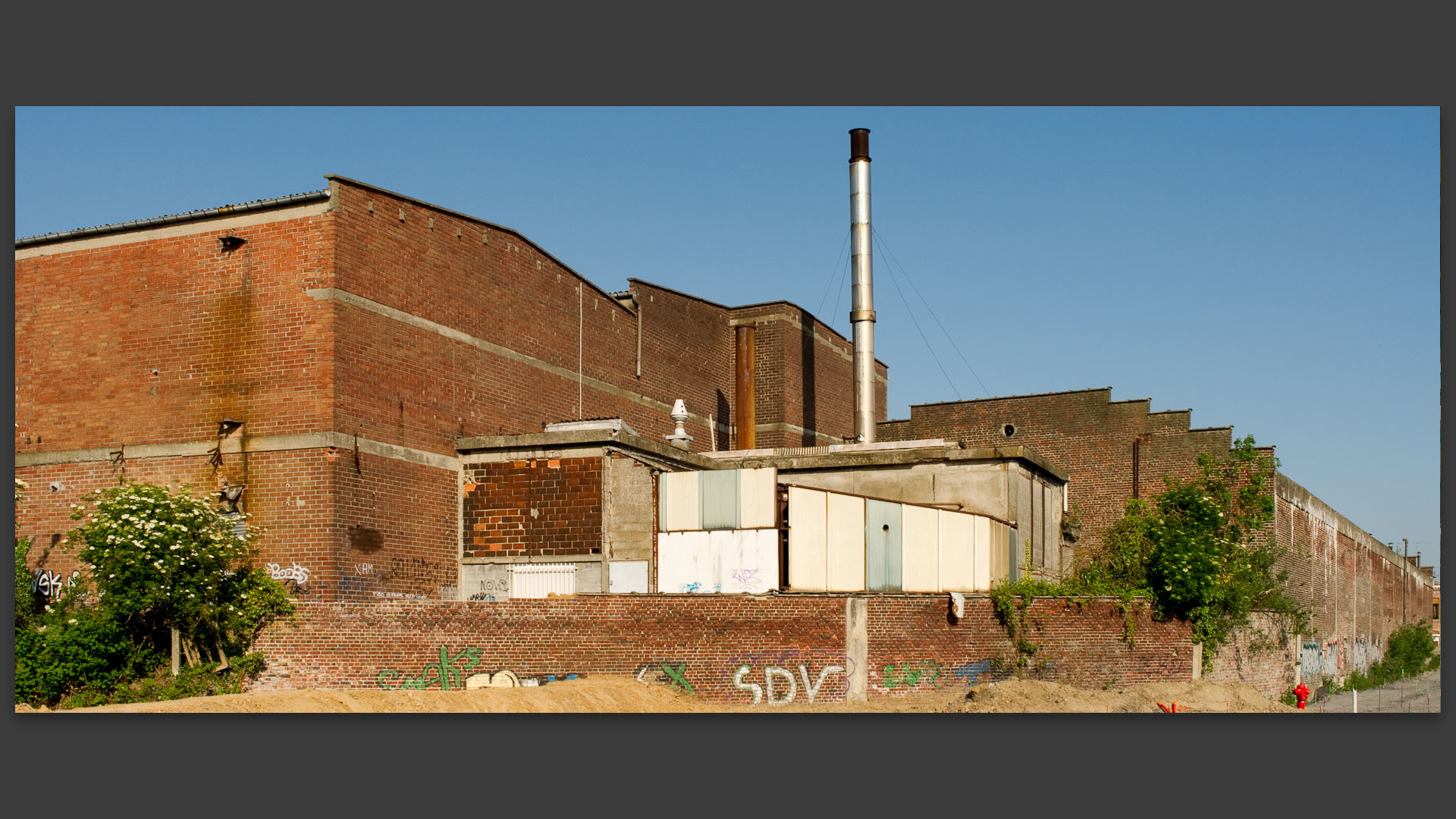 Usine dans une zone industrielle, à Croix.