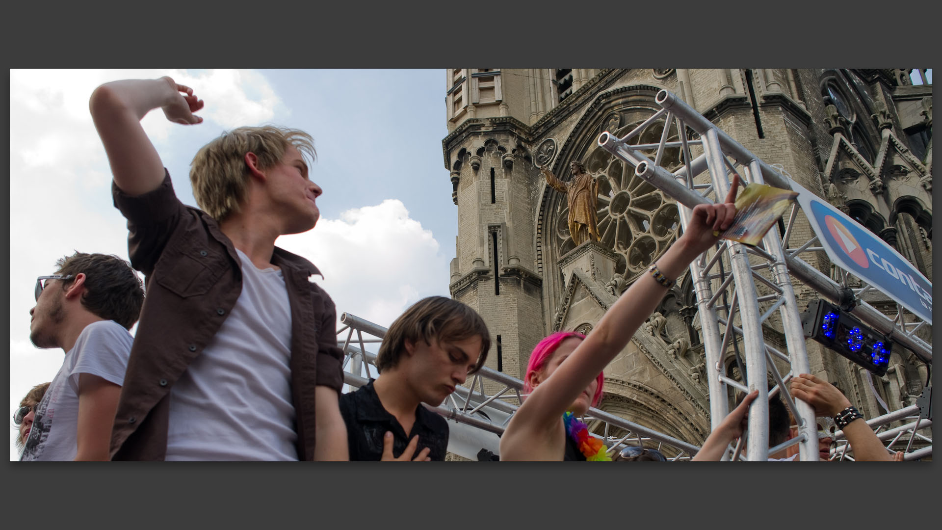 Char de la lesbian et gay pride, devant l'église du Sacré Coeur, rue Nationale, à Lille.