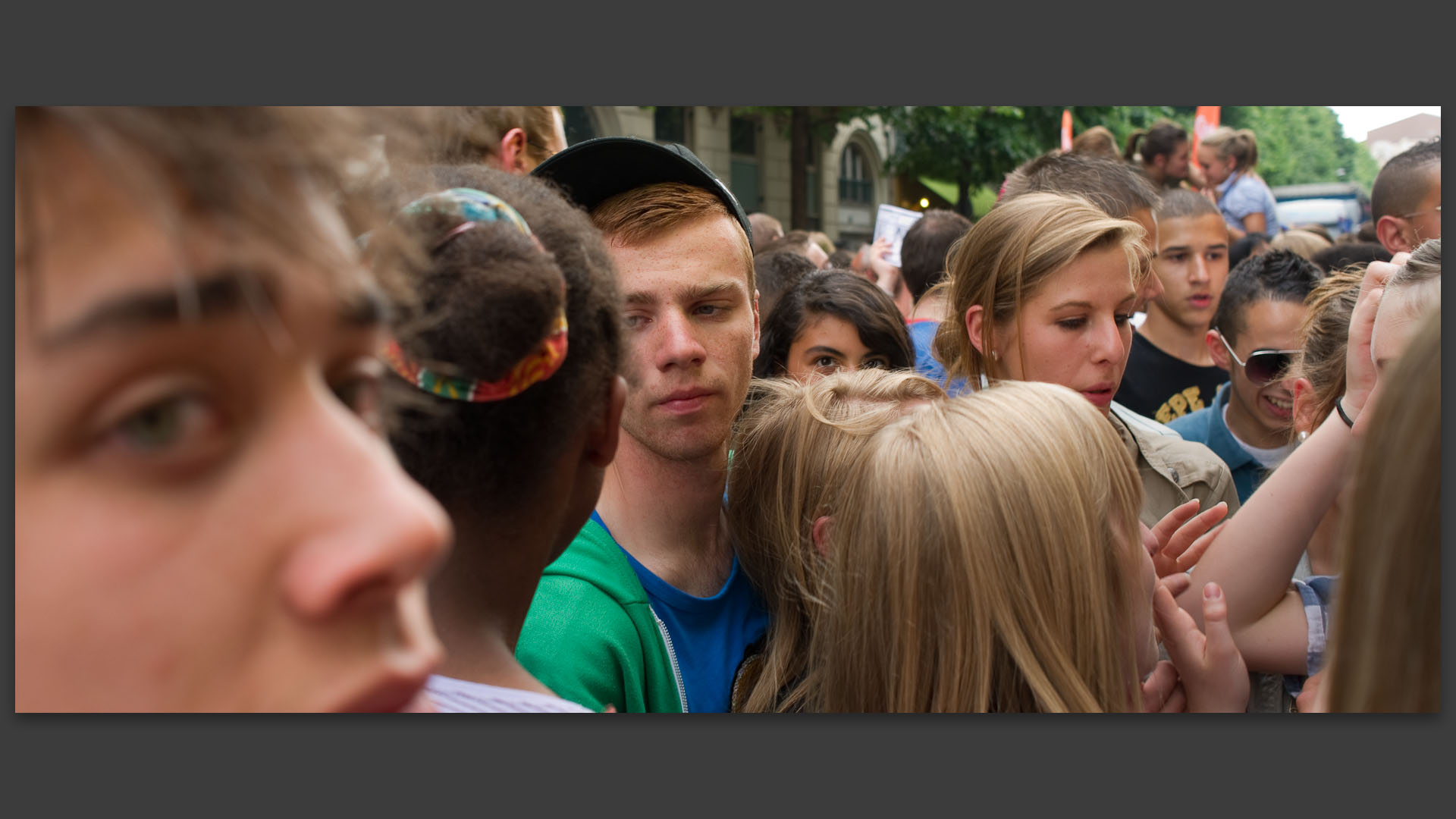 Regards croisés à la lesbian et gay pride, rue d'Inkermann, à Lille.