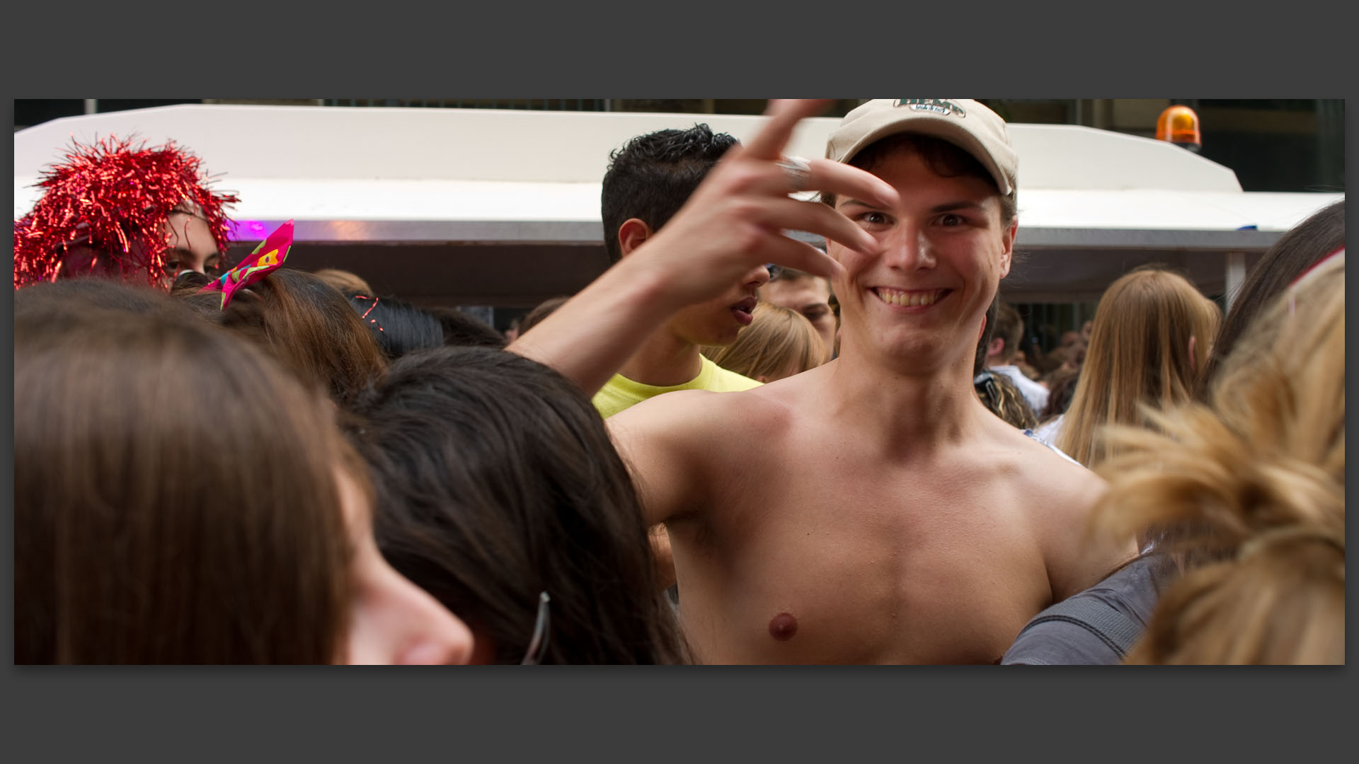 Participant à la lesbian et gay pride, rue d'Inkermann, à Lille.