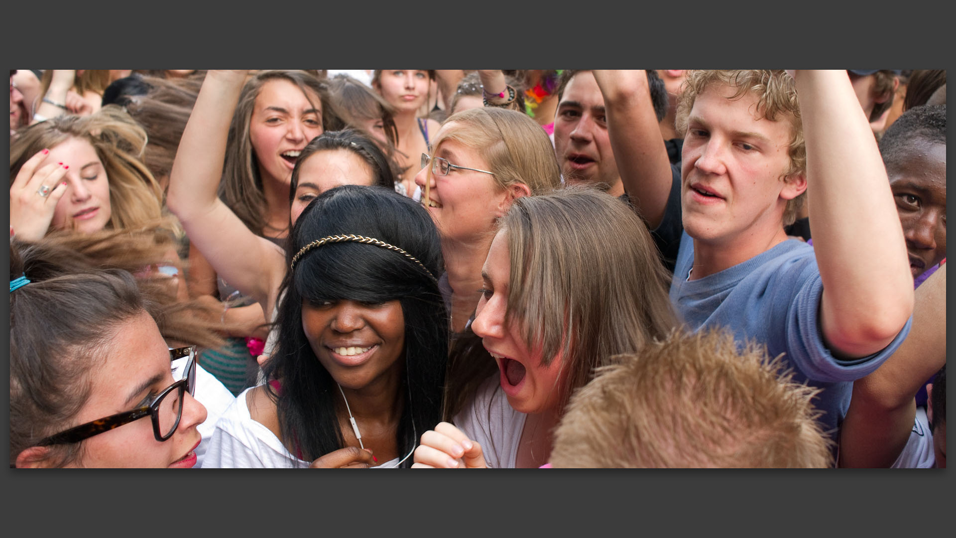 Exhubérance à la lesbian et gay pride, rue d'Inkermann, à Lille.