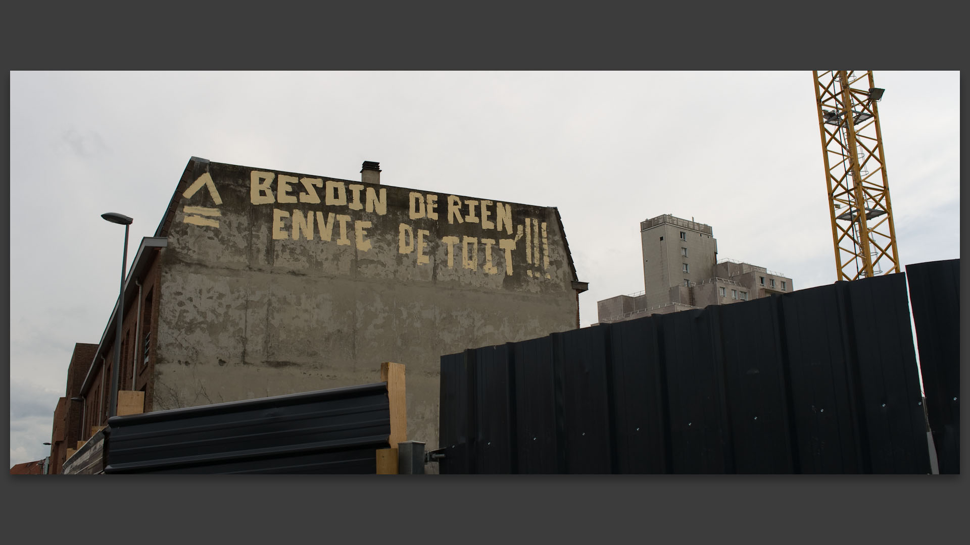 Immeubles tagués, rue d'Eylau, à Wazemmes, Lille.