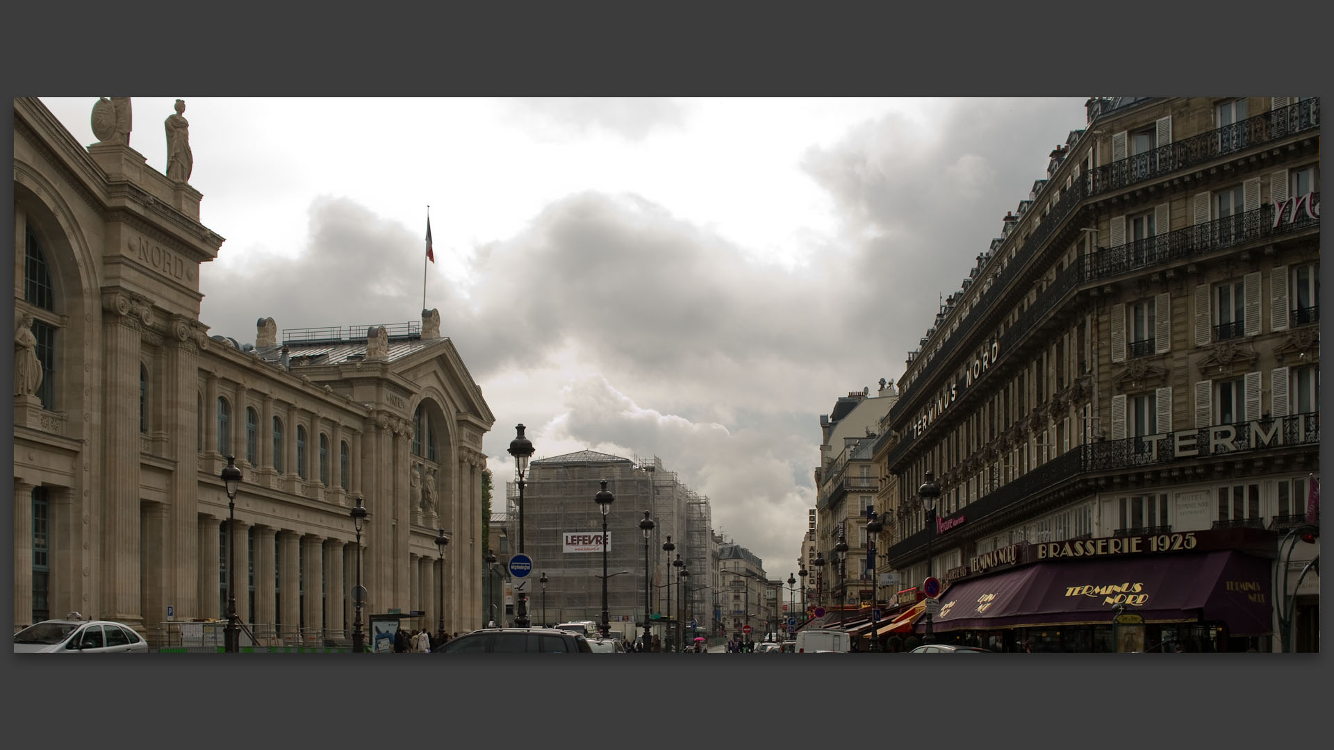 Nuages sur la gare du Nord, rue de Dunkerque, à Paris.