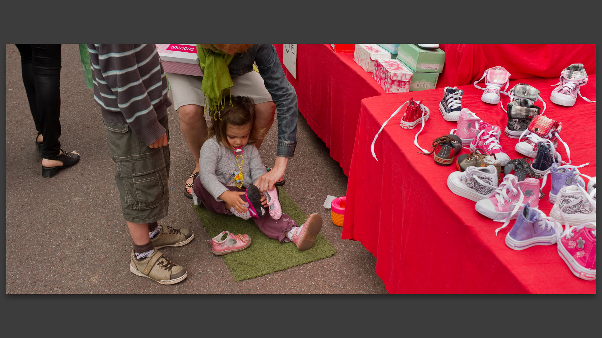 Enfant essayant des chaussures, au marché Saint-Pierre, place de la République, à Croix.