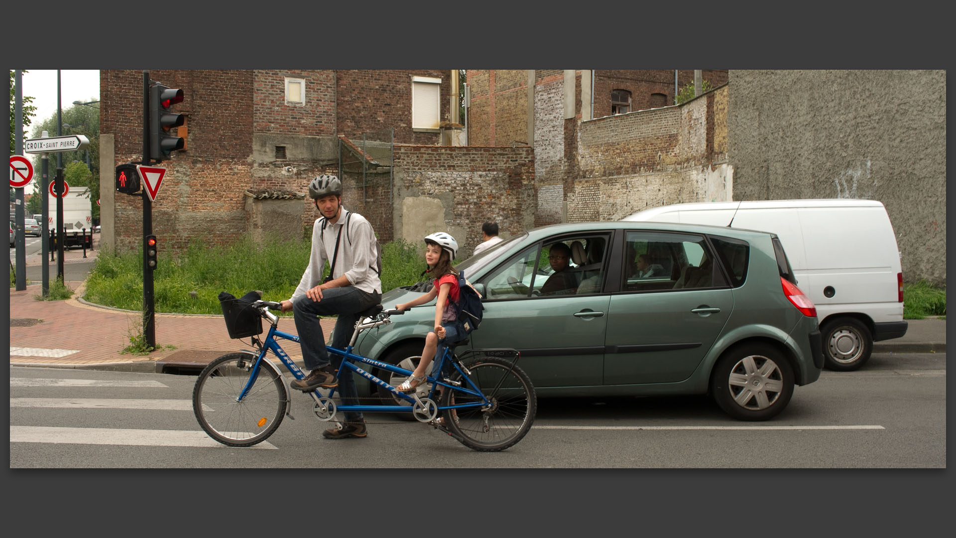 Cyclistes, rue de Wasquehal, à Croix.