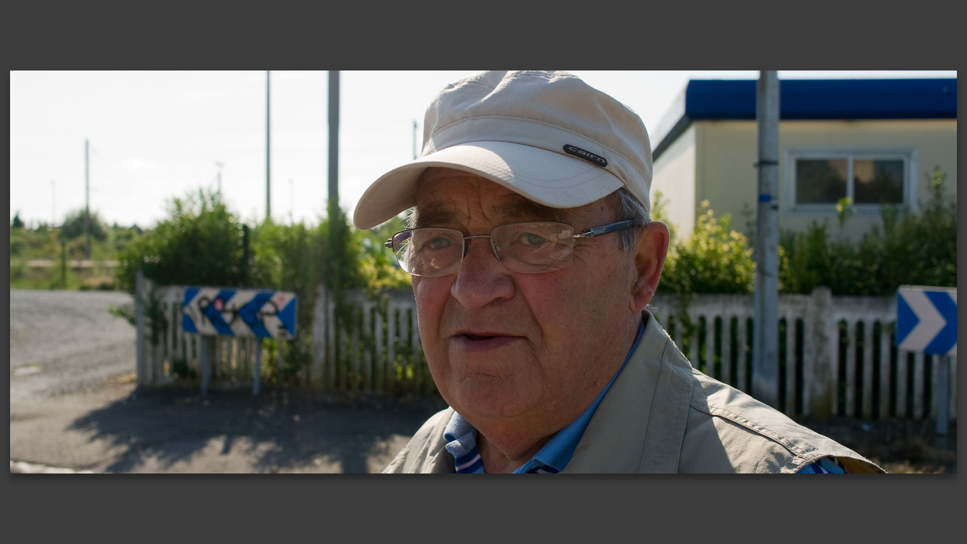 Charles, ancien conducteur d'200bus, à la gare 200-train de Seclin.