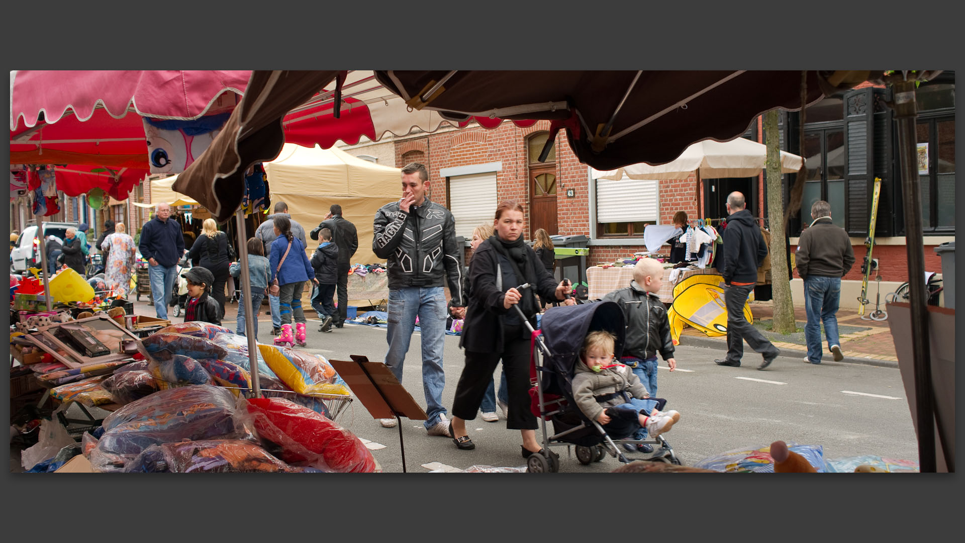 Braderie rue Roger-Salengro, à Croix.