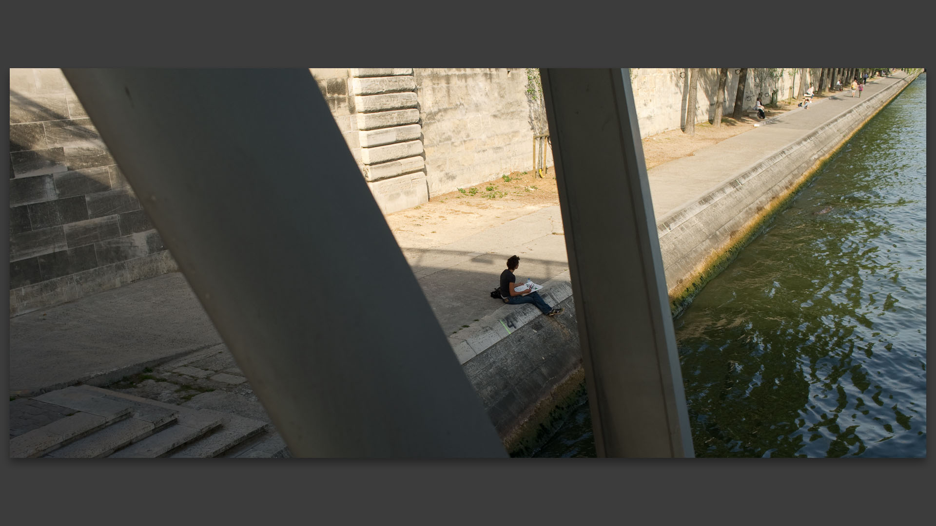 Femme en train de dessiner, port des Tuileries, à Paris.