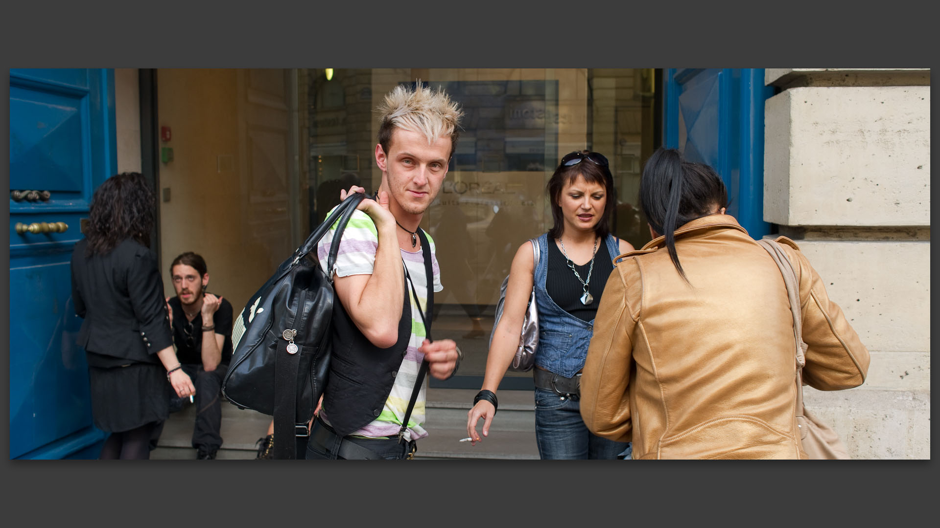 Jeunes devant le siège de l'Oréal, rue Royal, à Paris.