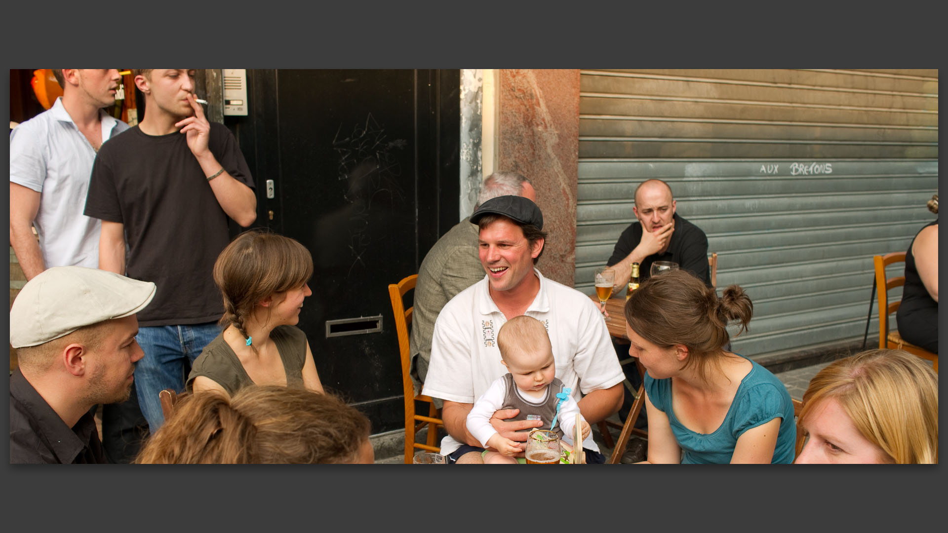 A la terrasse d'un café, place de la Nouvelle Aventure, à Wazemmes, Lille.