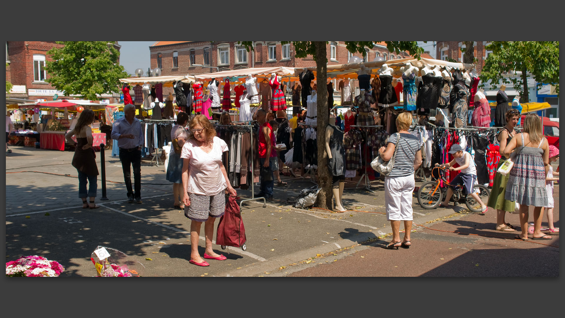 Au marché Saint-Pierre, place de la Liberté, à Croix.