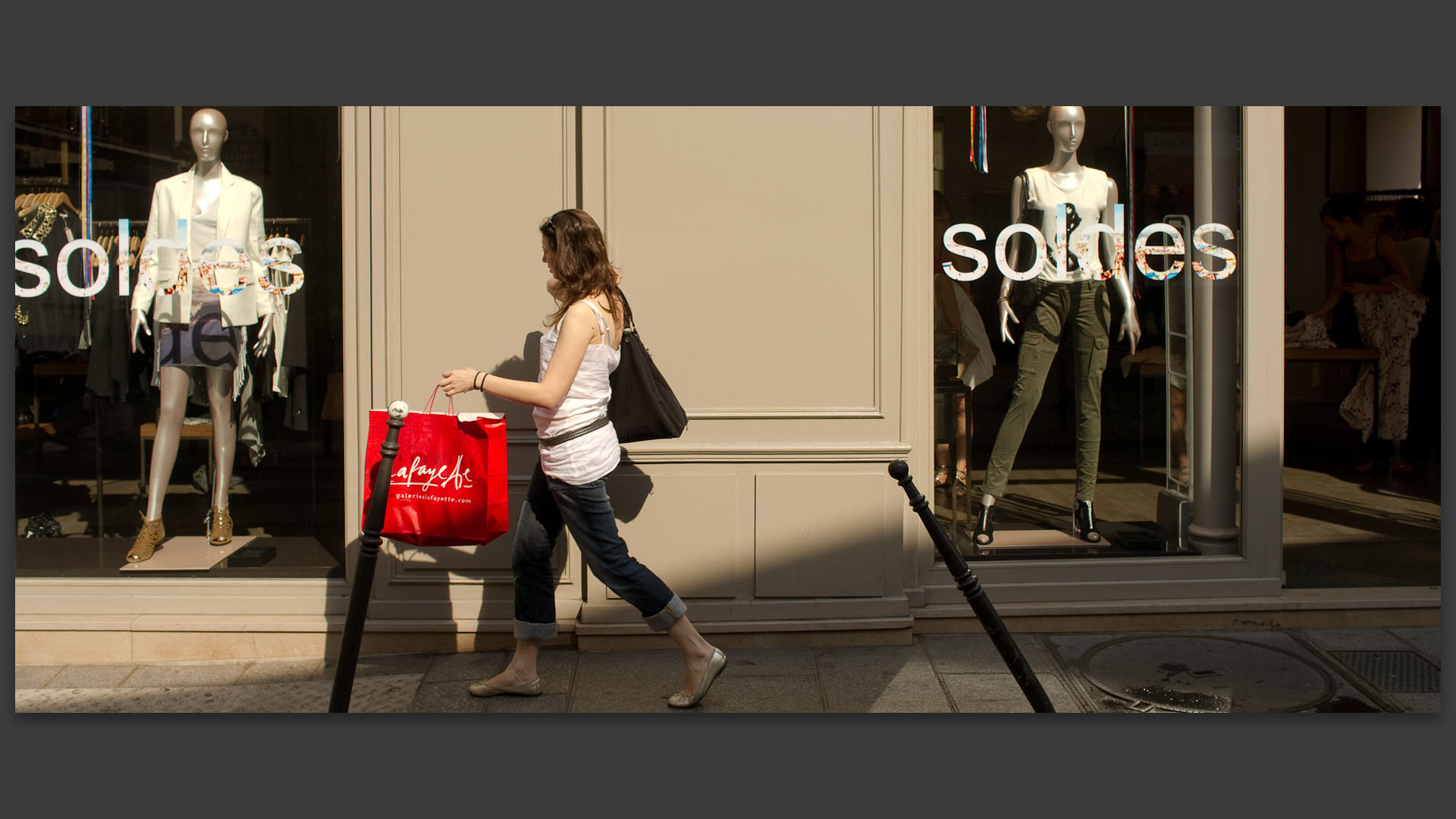 Soldes, rue Vieille du Temple, à Paris.