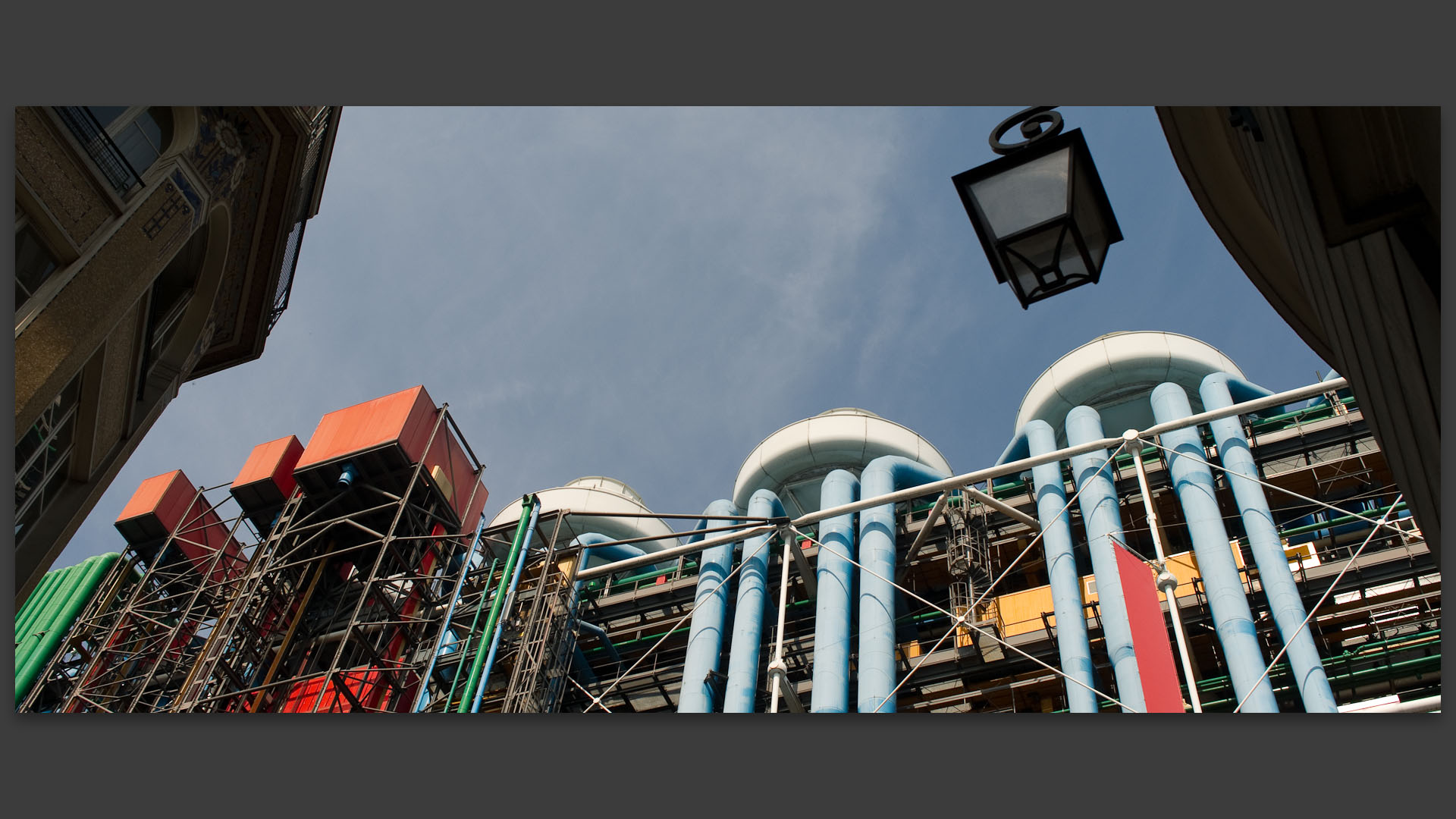 Le centre Pompidou, Beaubourg, vu de la rue Simon-le-Franc, à Paris.