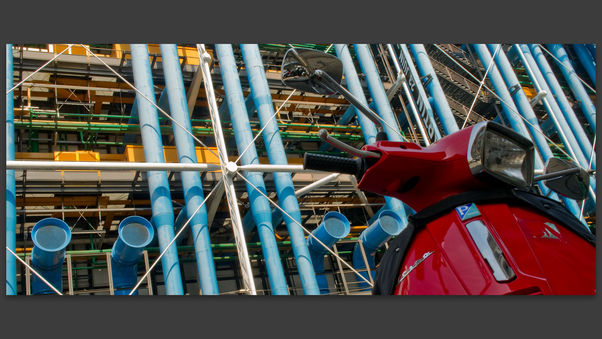 Le centre Pompidou, Beaubourg, vu de la rue du Renard, à Paris.