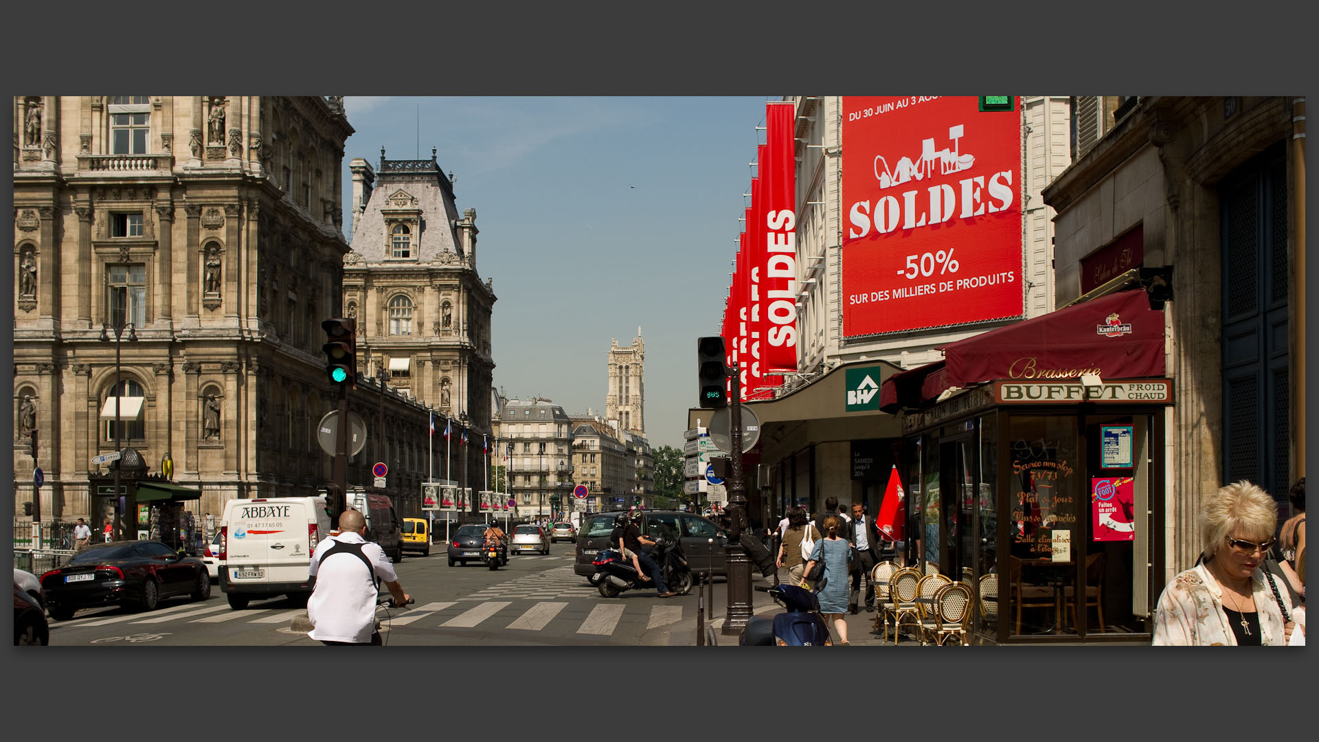 L'hôtel de ville et le BHV, le jour des soldes, rue de Rivoli, à Paris.