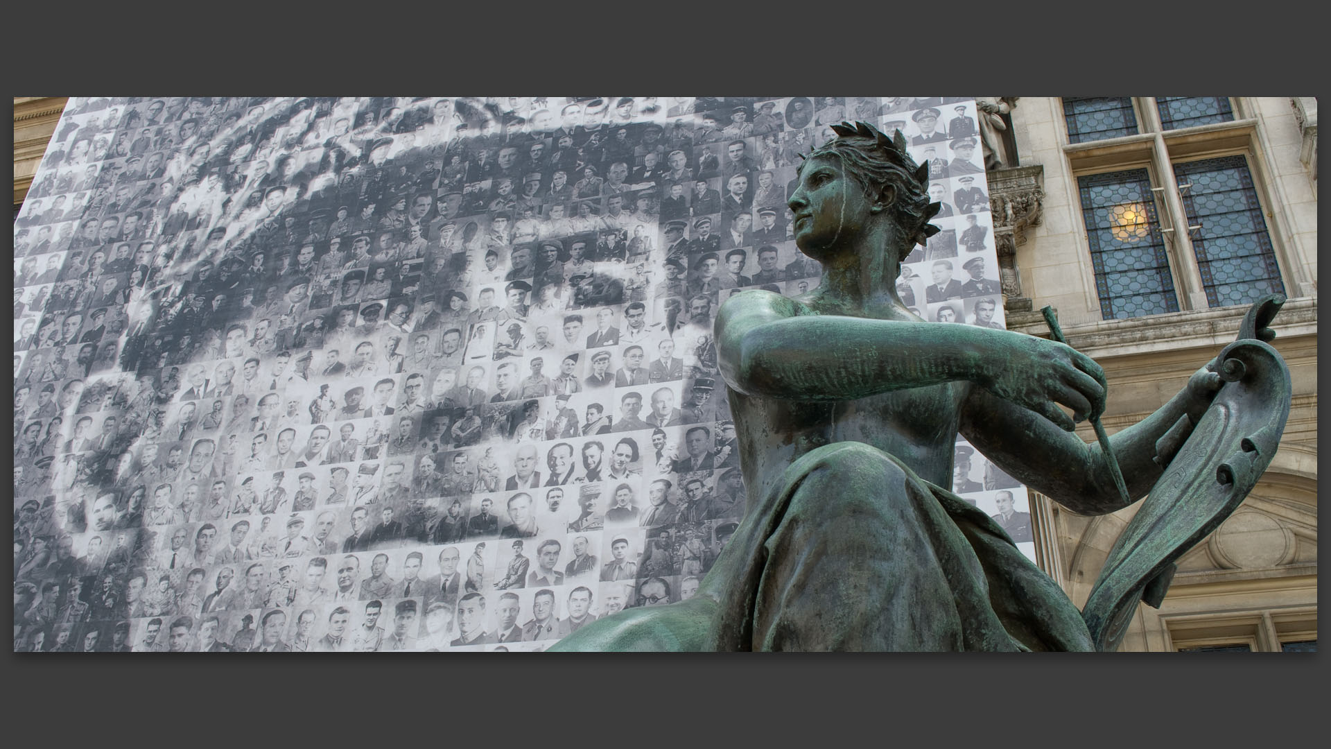 Le portrait du Général de Gaulle accroché sur la façade de l'hôtel de ville, à Paris.