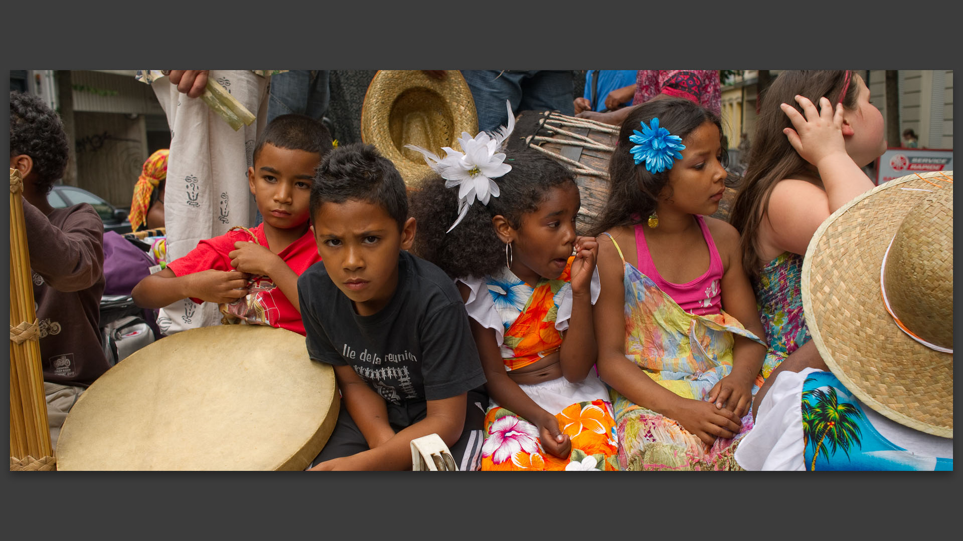 Enfants participant au carnaval do Axé, rue Inkermann, à Lille.