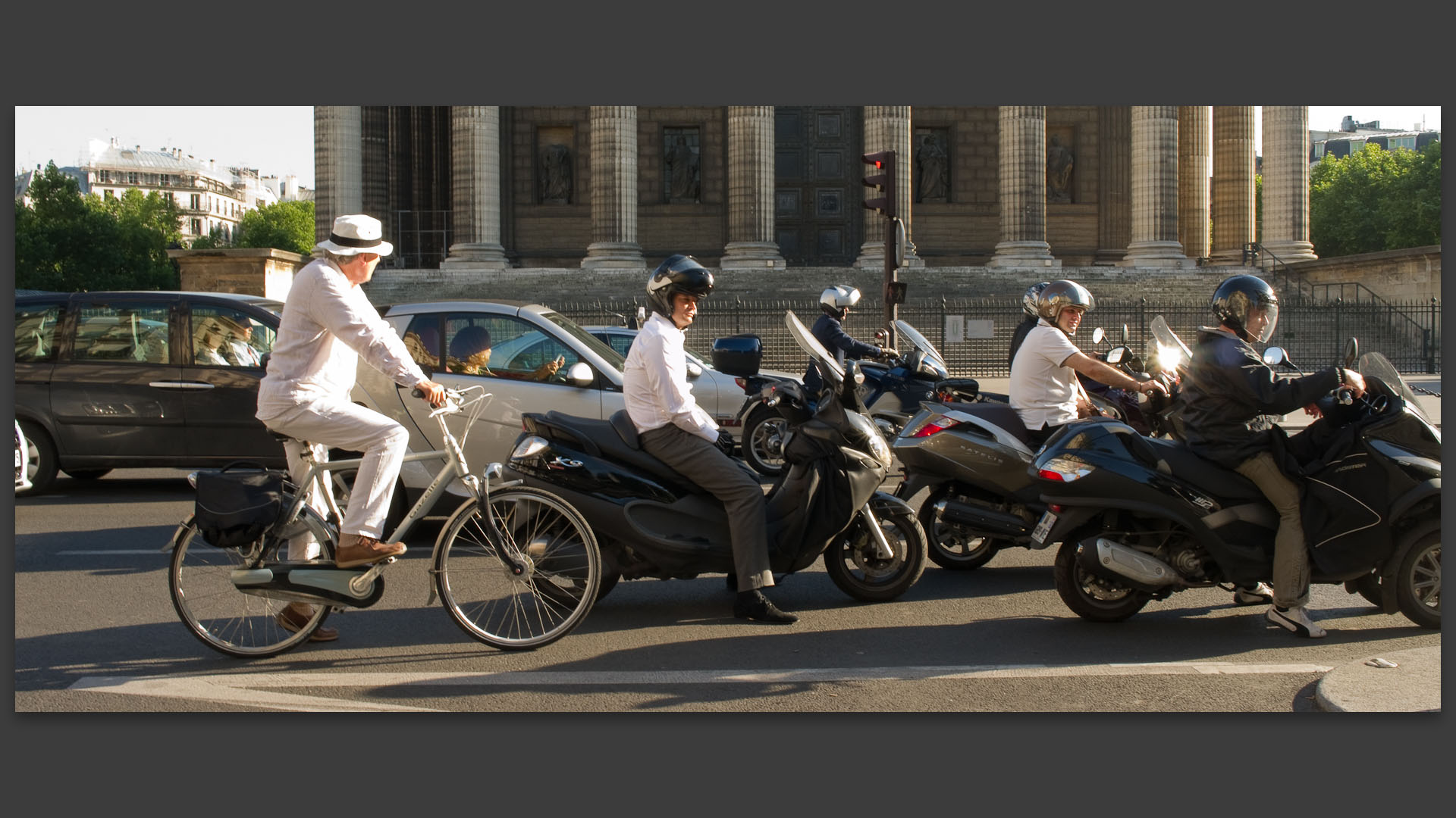 Ballet des deux roues, place de la Madeleine, à Paris.